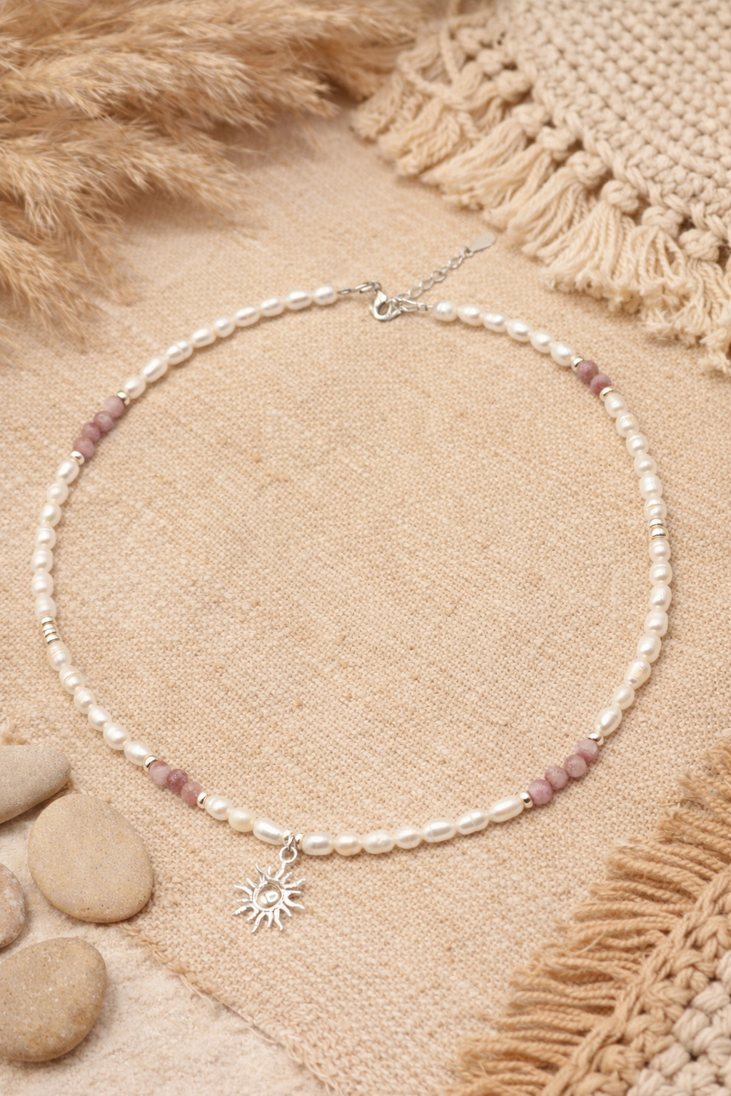 Colier din perle de cultură și cuarț strawberry – cu pandantiv Soare din argint