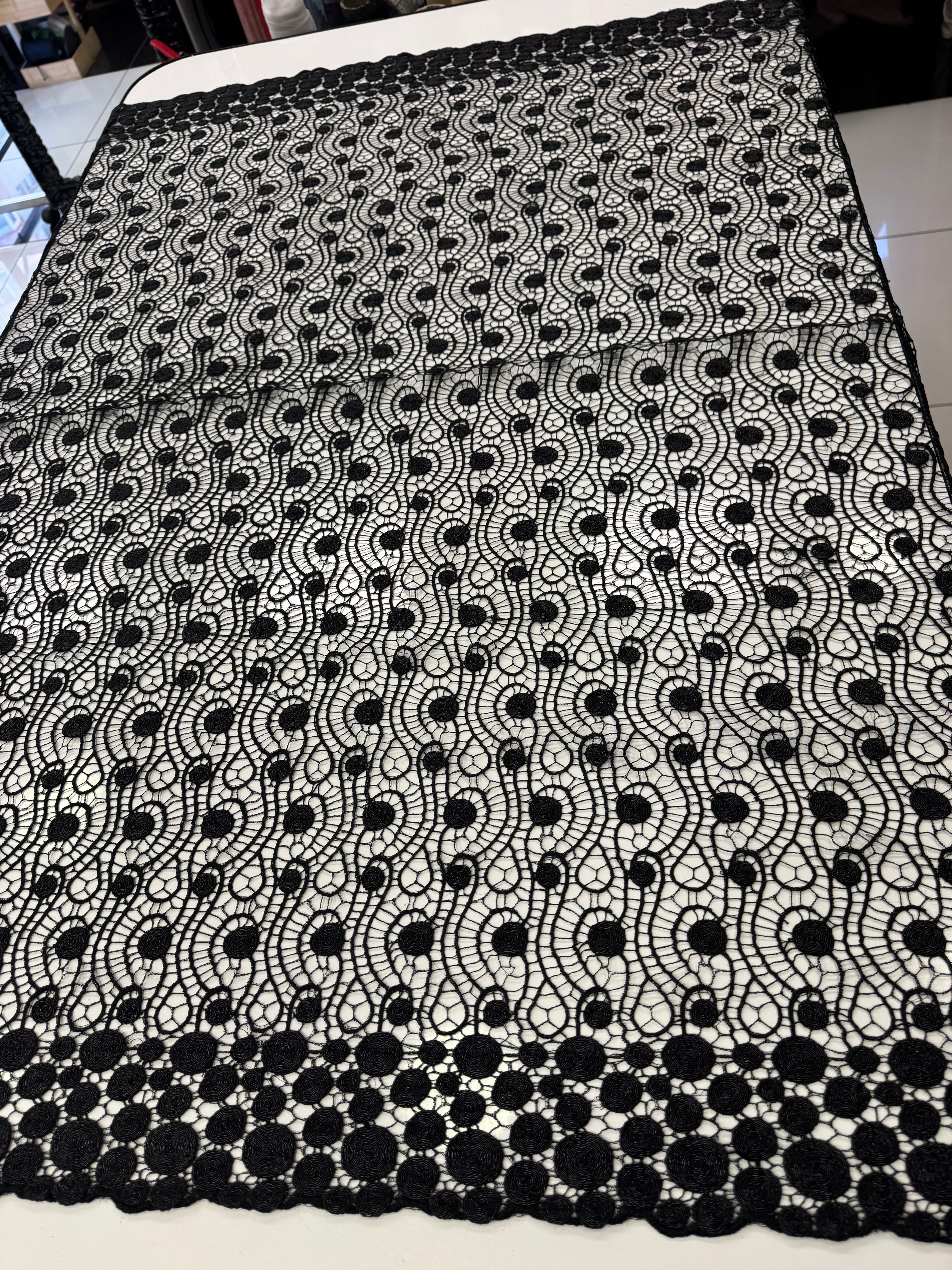 Broderie Sparta, Negru