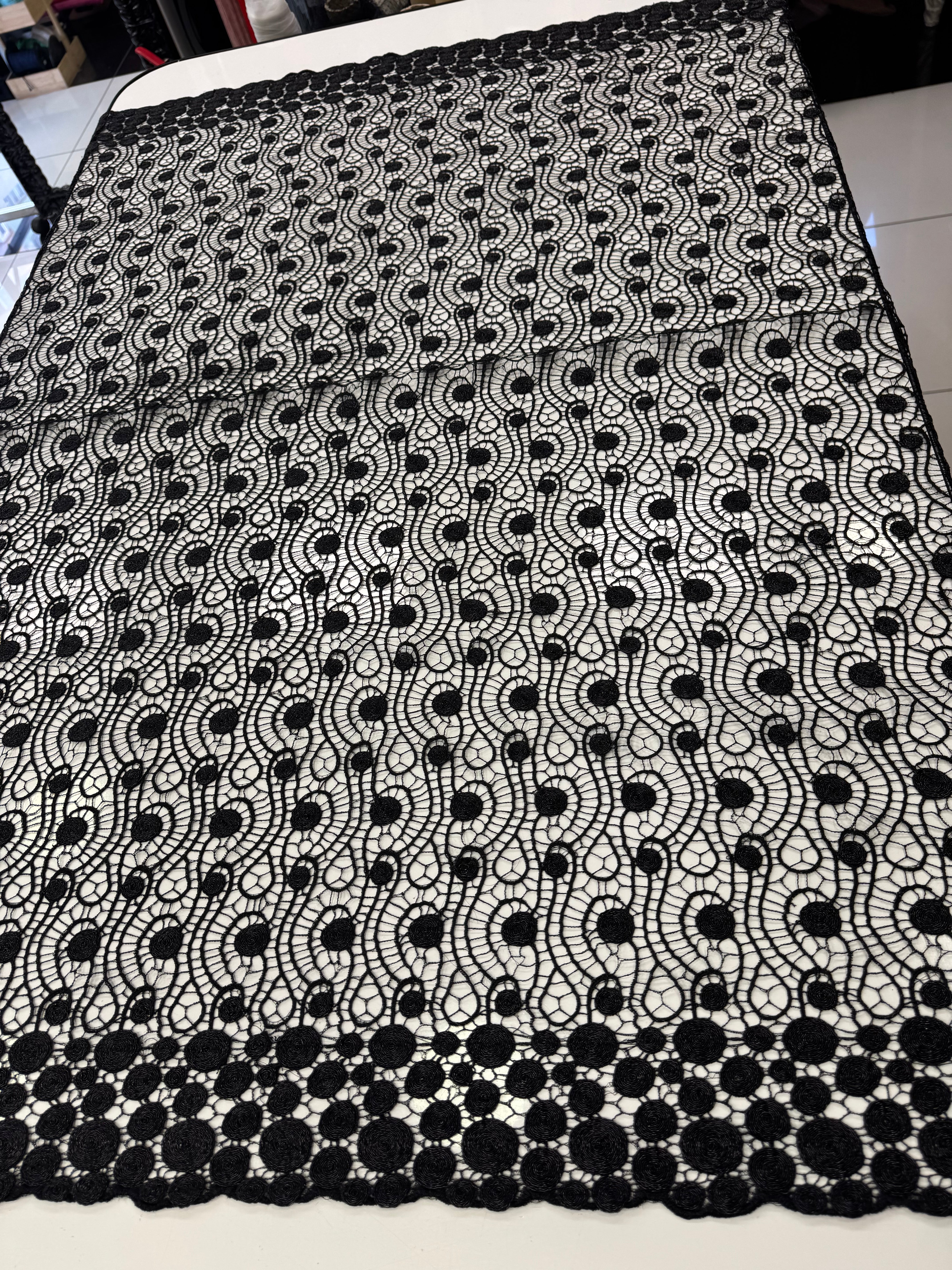 Broderie Sparta, Negru