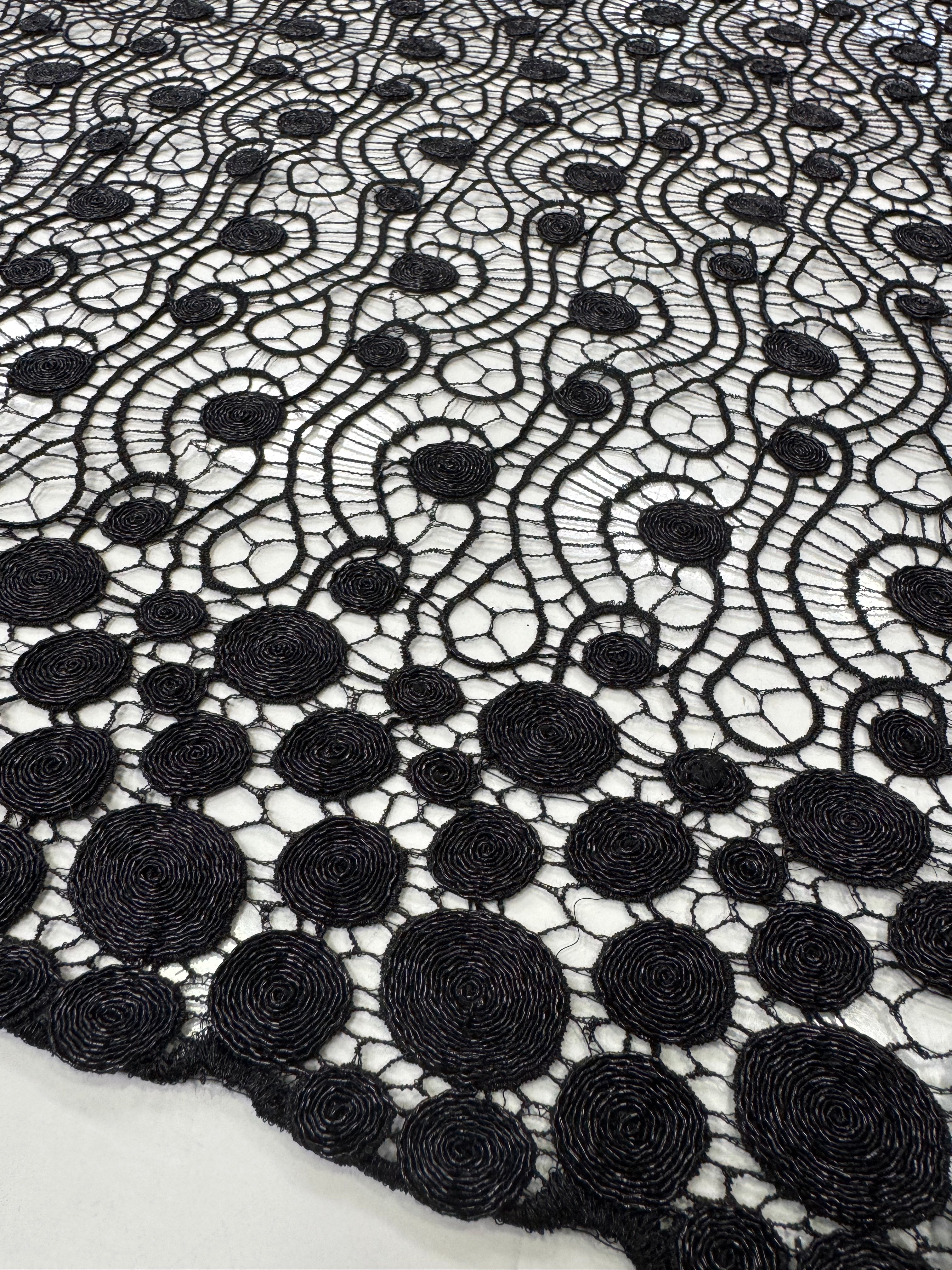 Broderie Sparta, Negru