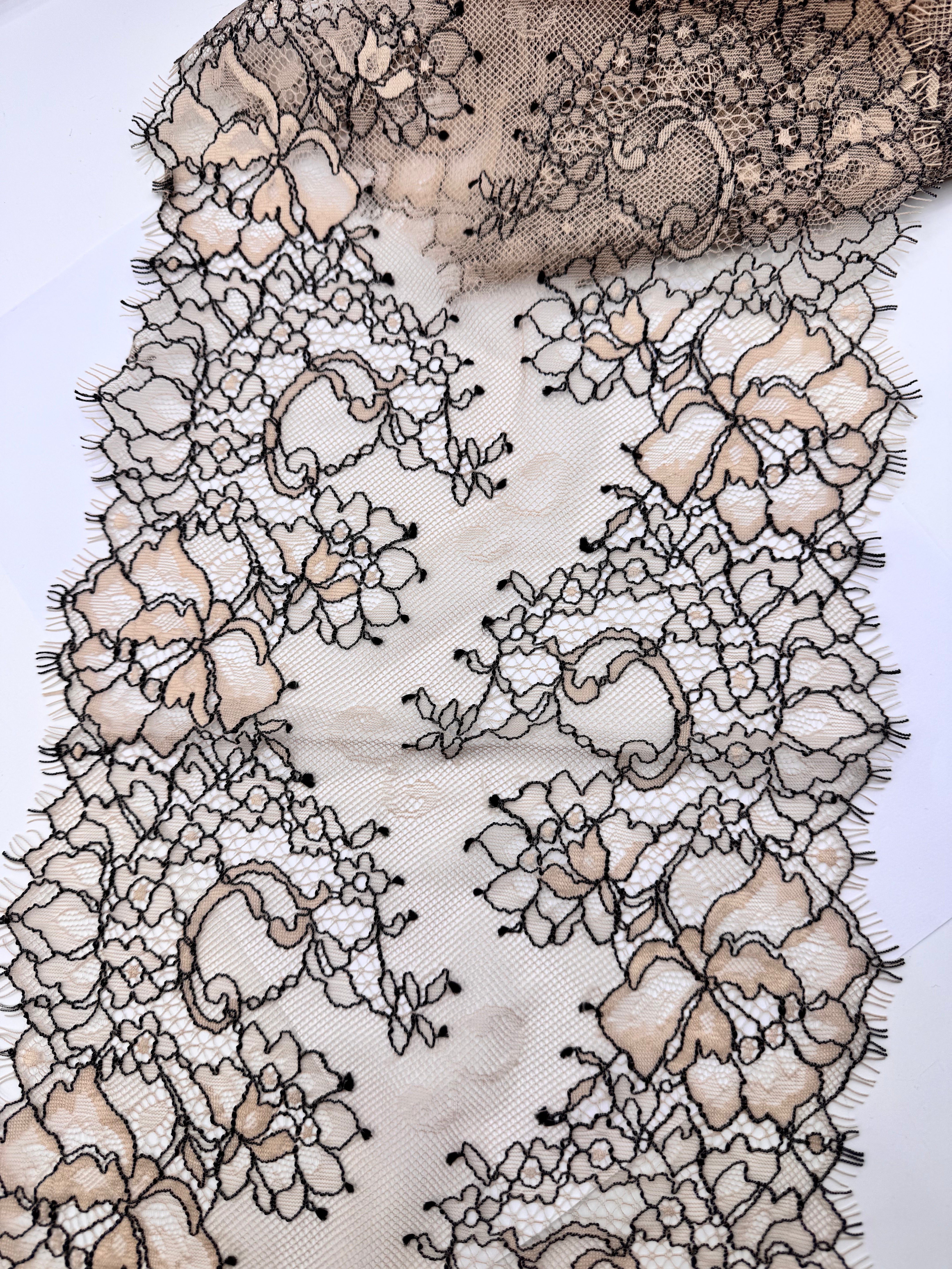 Dantela Chantilly 24cm, Bej cu Negru