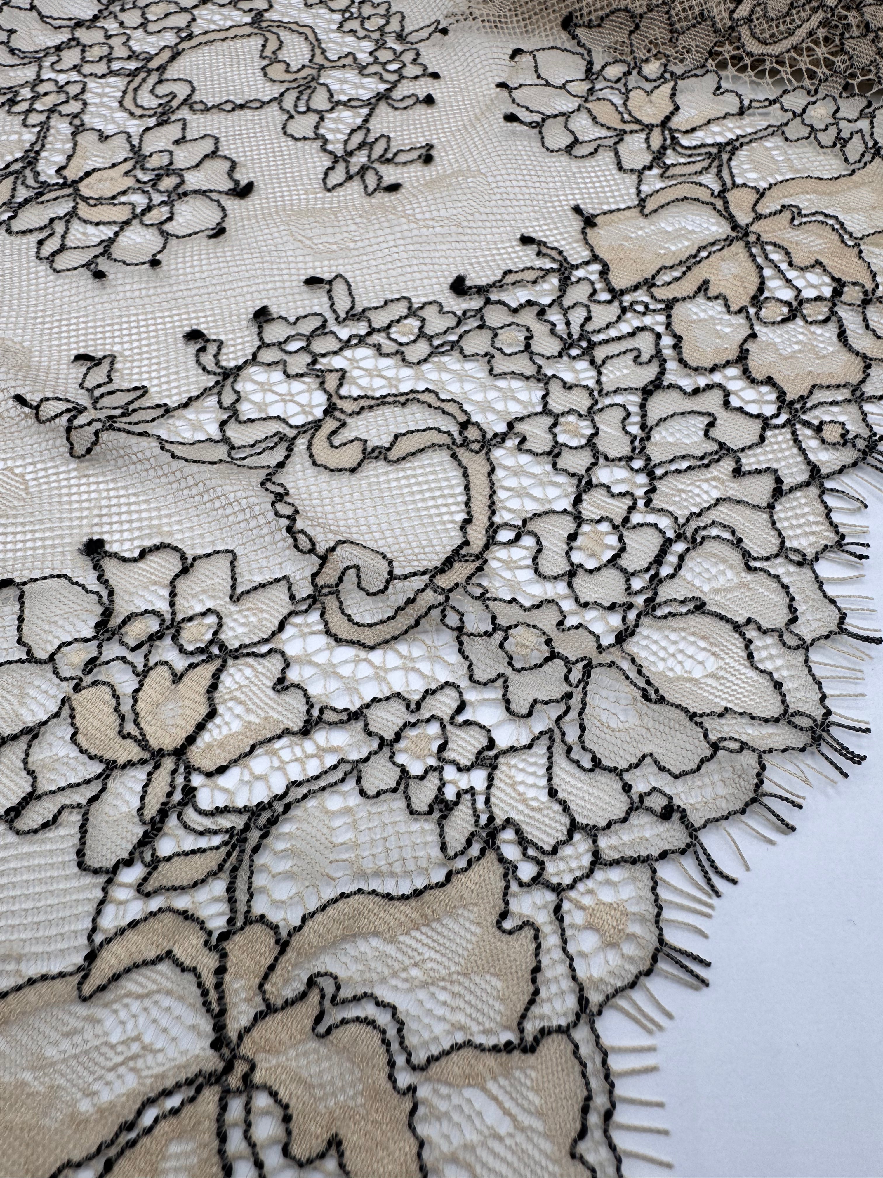 Dantela Chantilly 24cm, Bej cu Negru