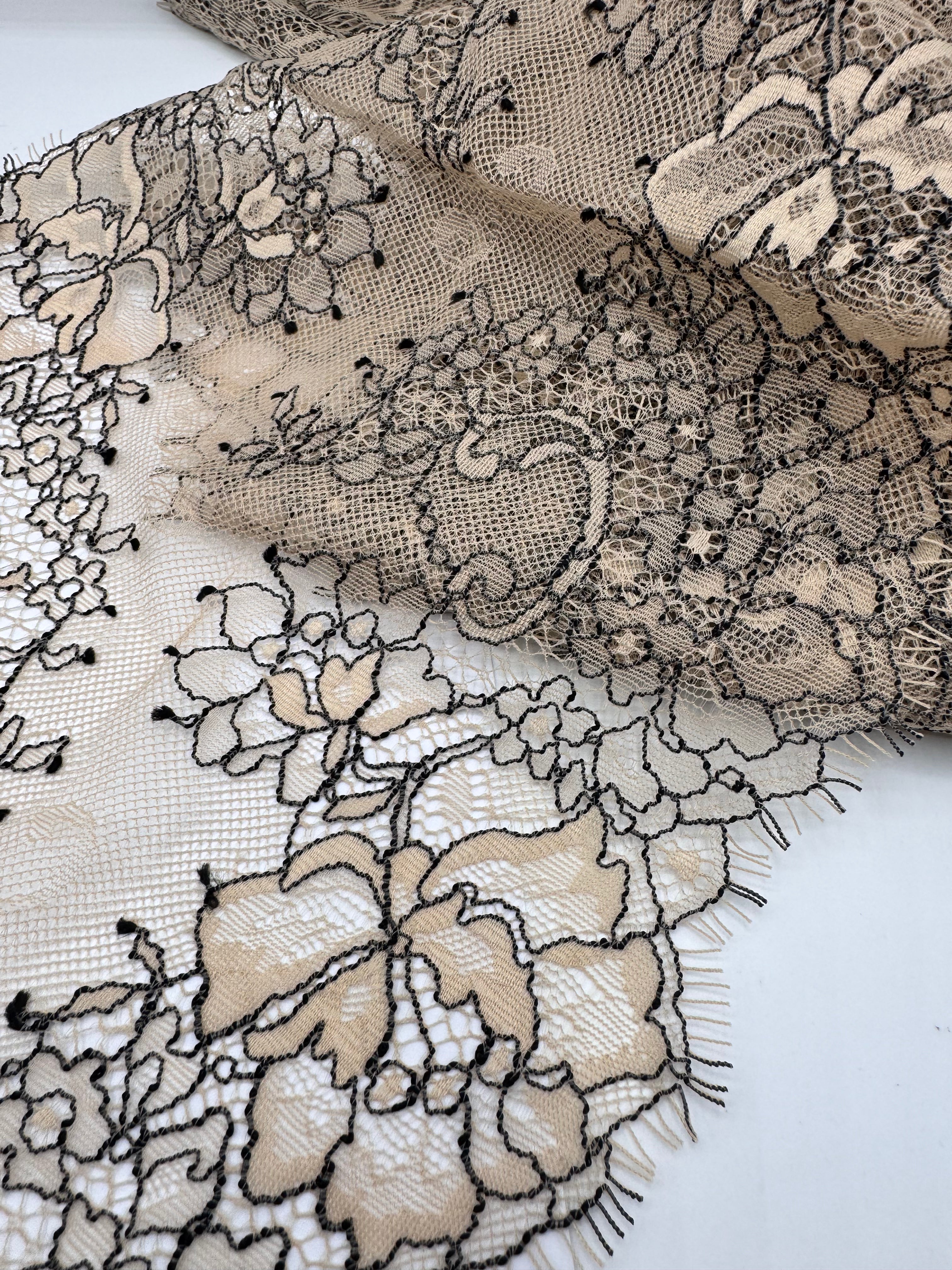Dantela Chantilly 24cm, Bej cu Negru