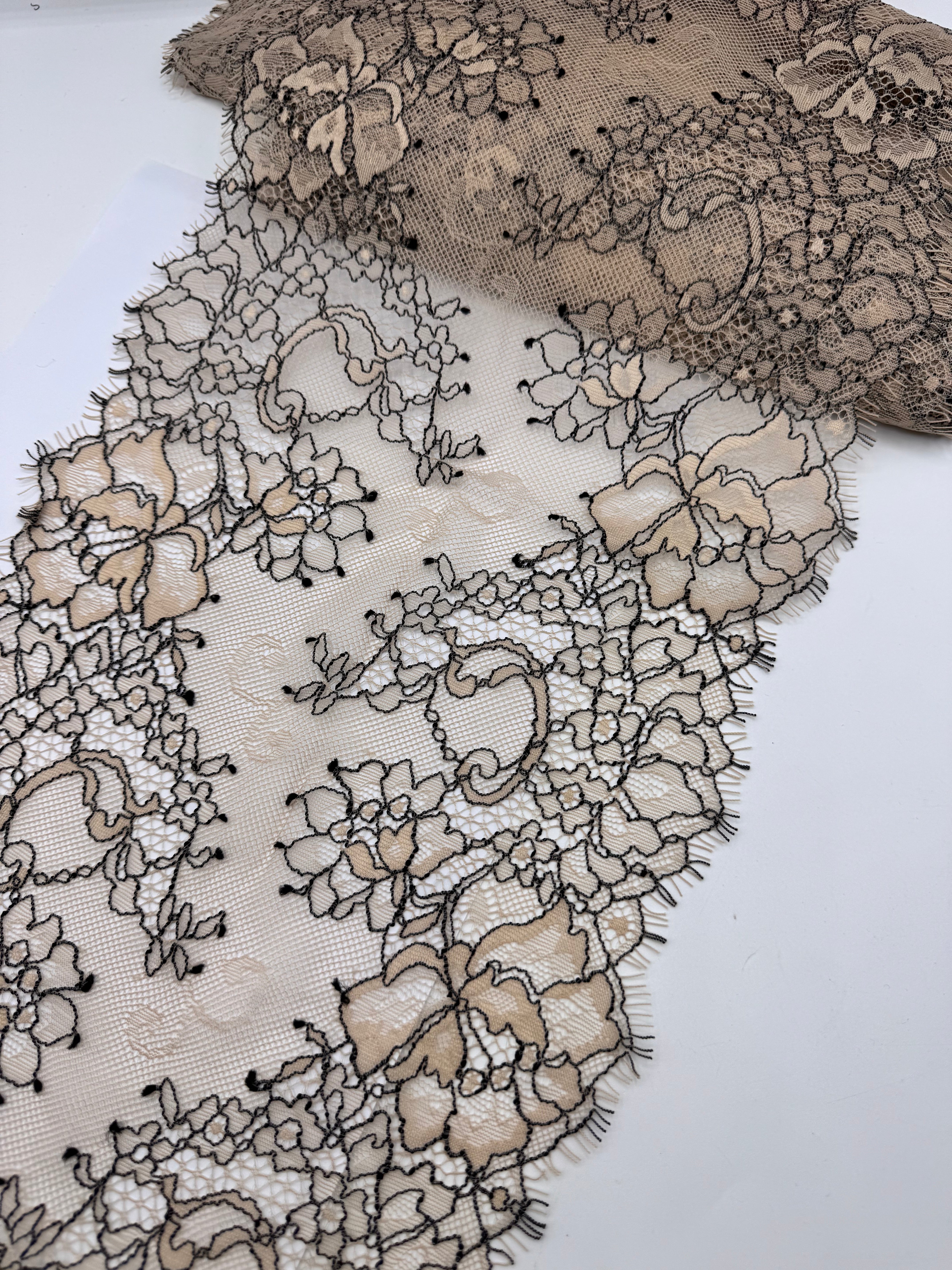 Dantela Chantilly 24cm, Bej cu Negru