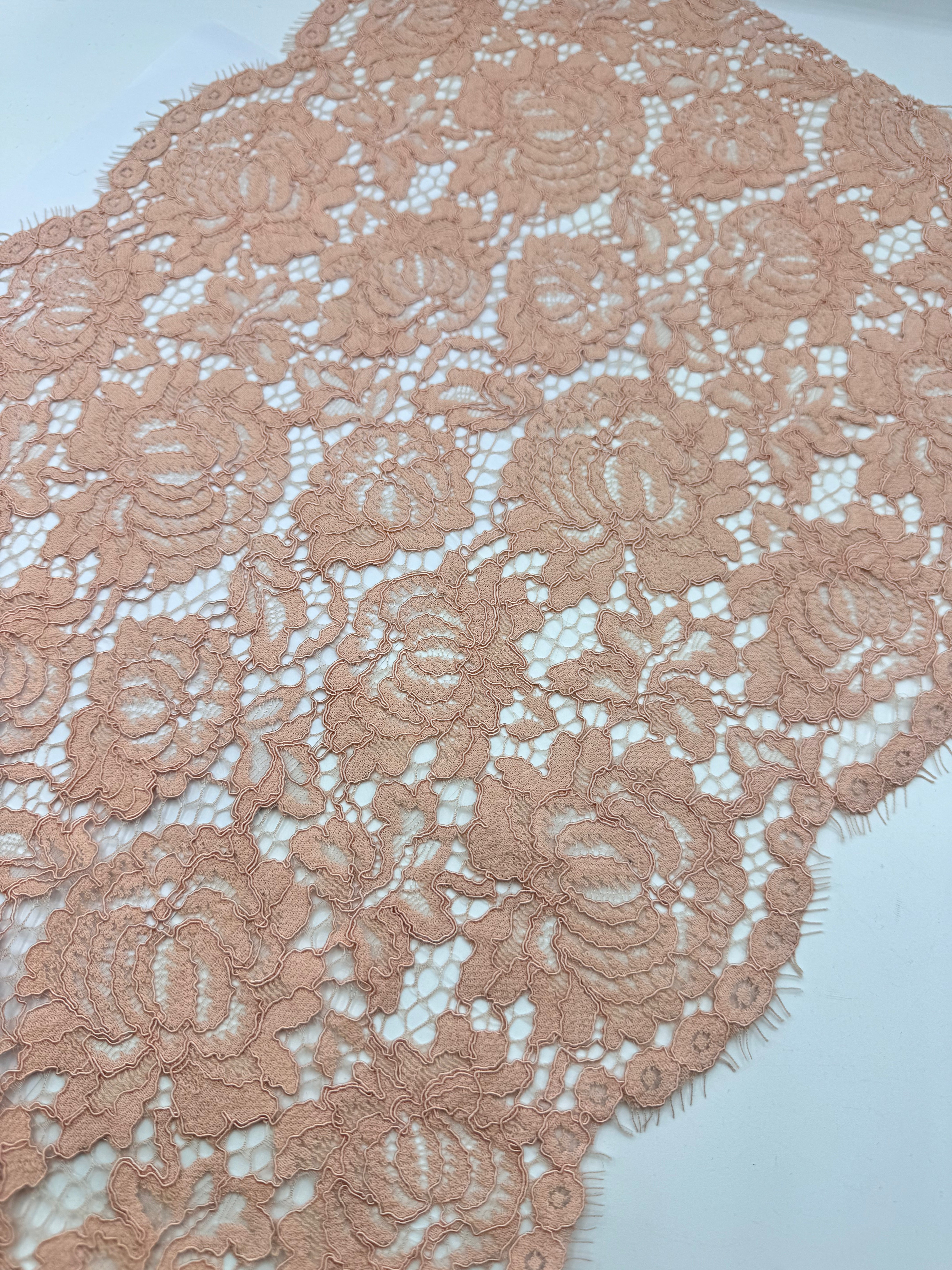 Dantela Chantilly 33cm, Roz