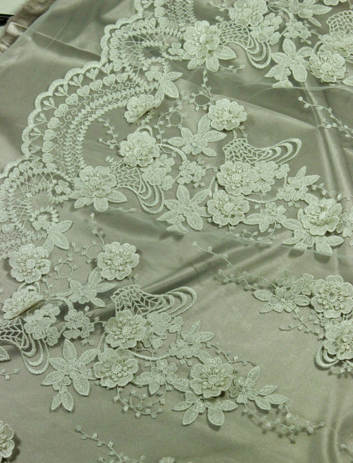 Broderie 3D Pe Tull, Crem Unt