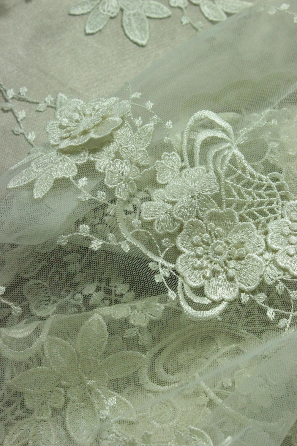 Broderie 3D Pe Tull, Crem Unt