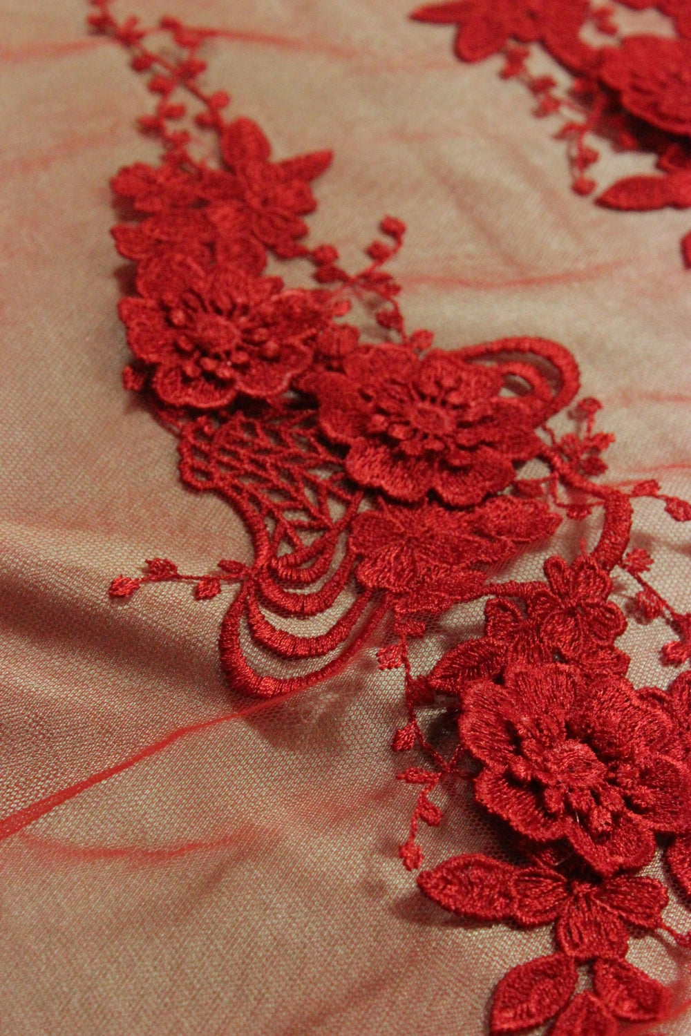 Broderie 3D Pe Tull, Rosu