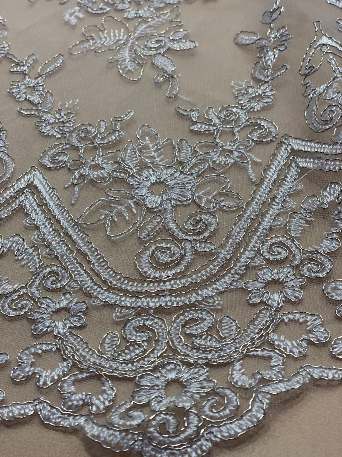 Broderie Alba Cu Fir Argintiu