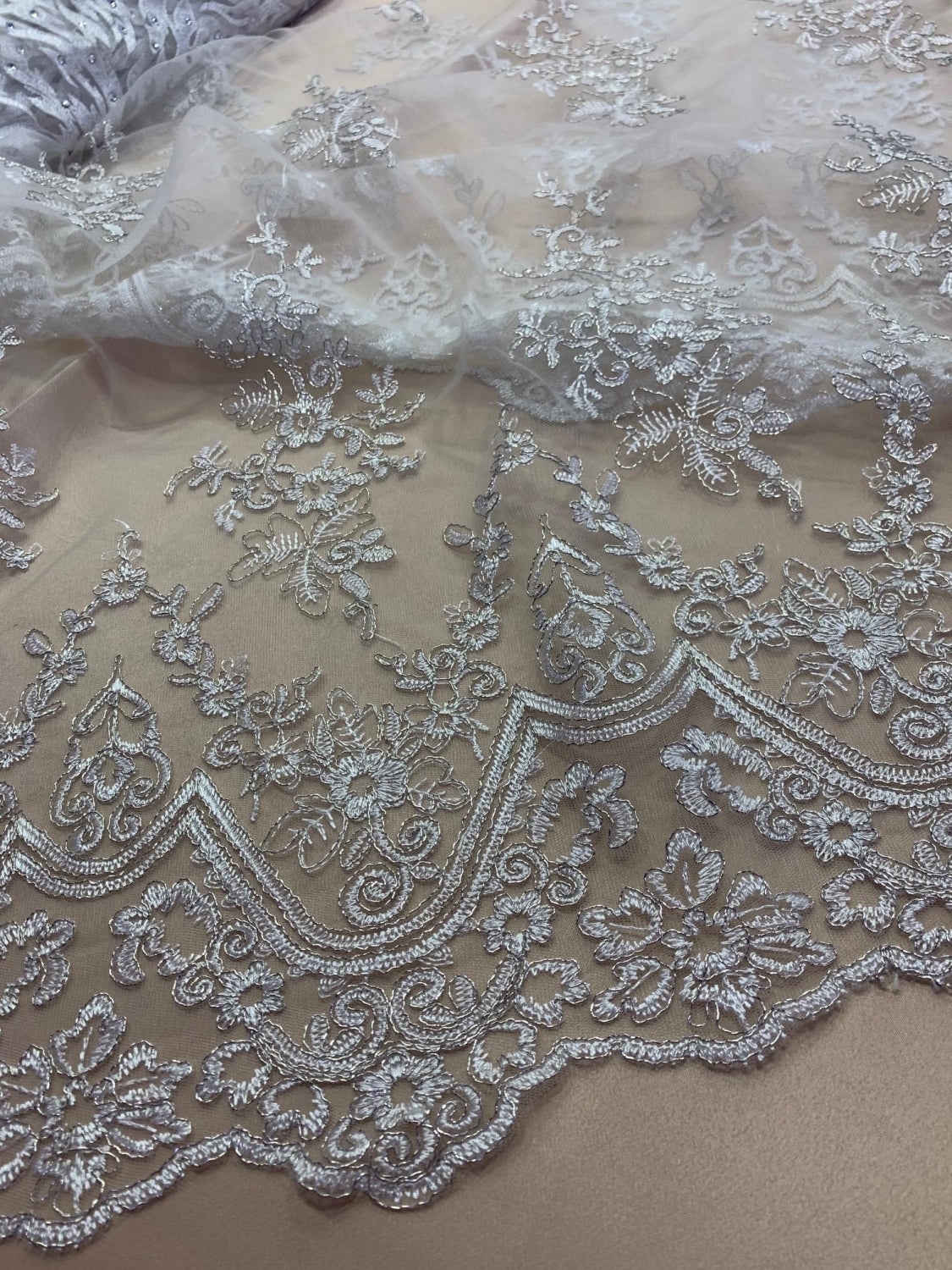 Broderie Alba Cu Fir Argintiu