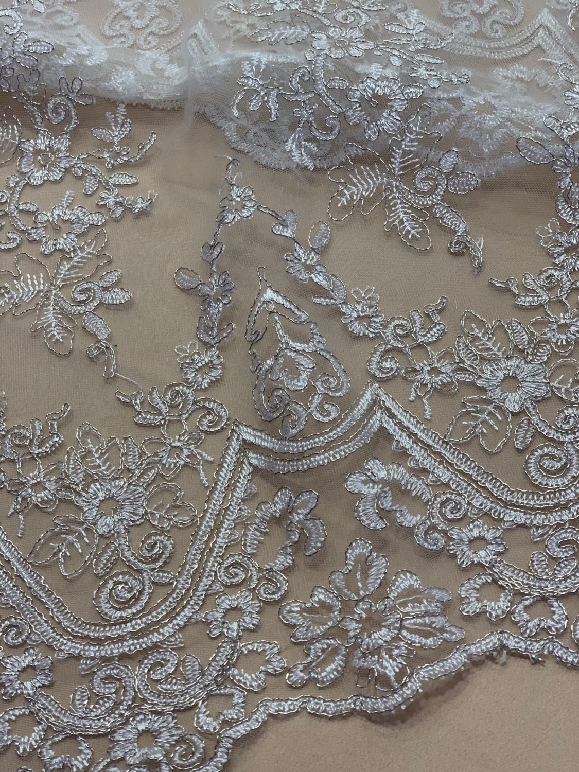 Broderie Alba Cu Fir Argintiu
