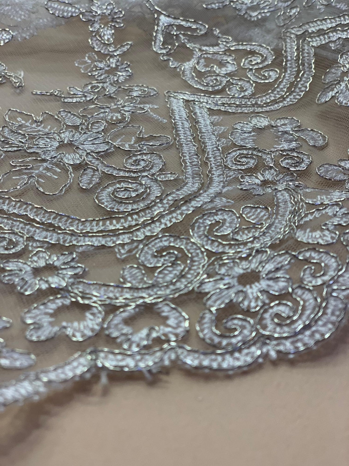 Broderie Alba Cu Fir Argintiu