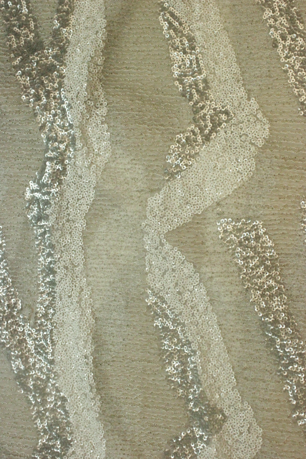Broderie Alba Cu Margele Si Paiete