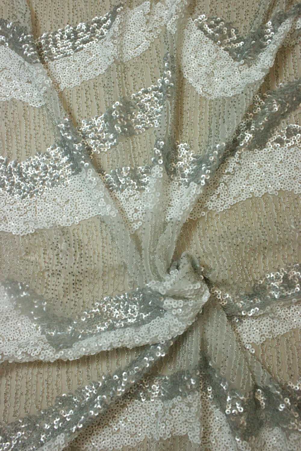 Broderie Alba Cu Margele Si Paiete