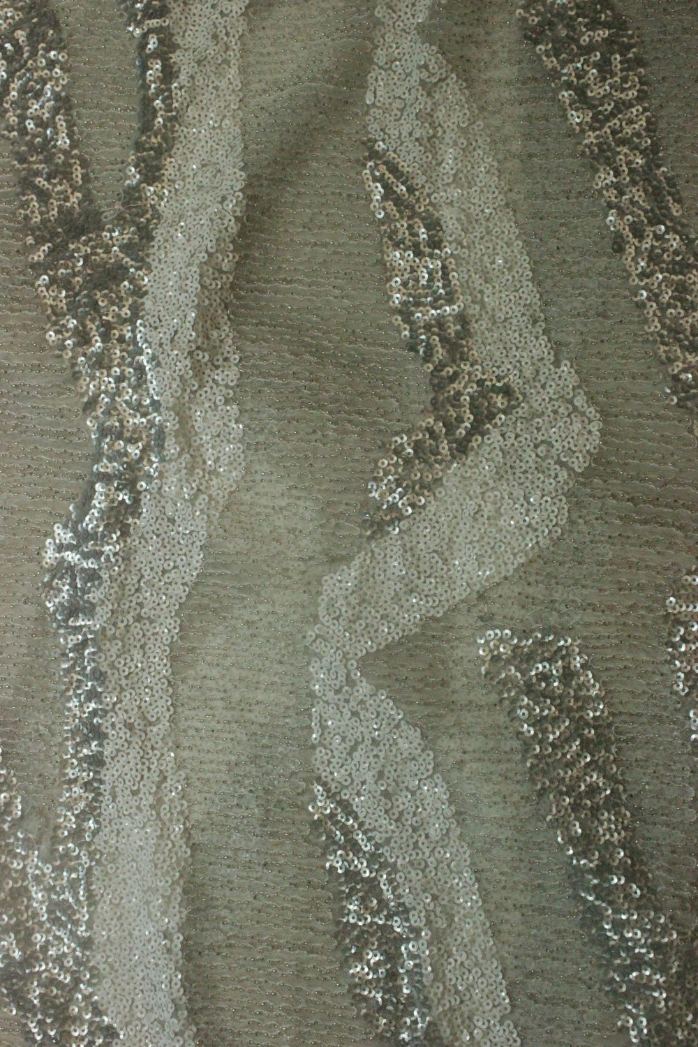 Broderie Alba Cu Margele Si Paiete