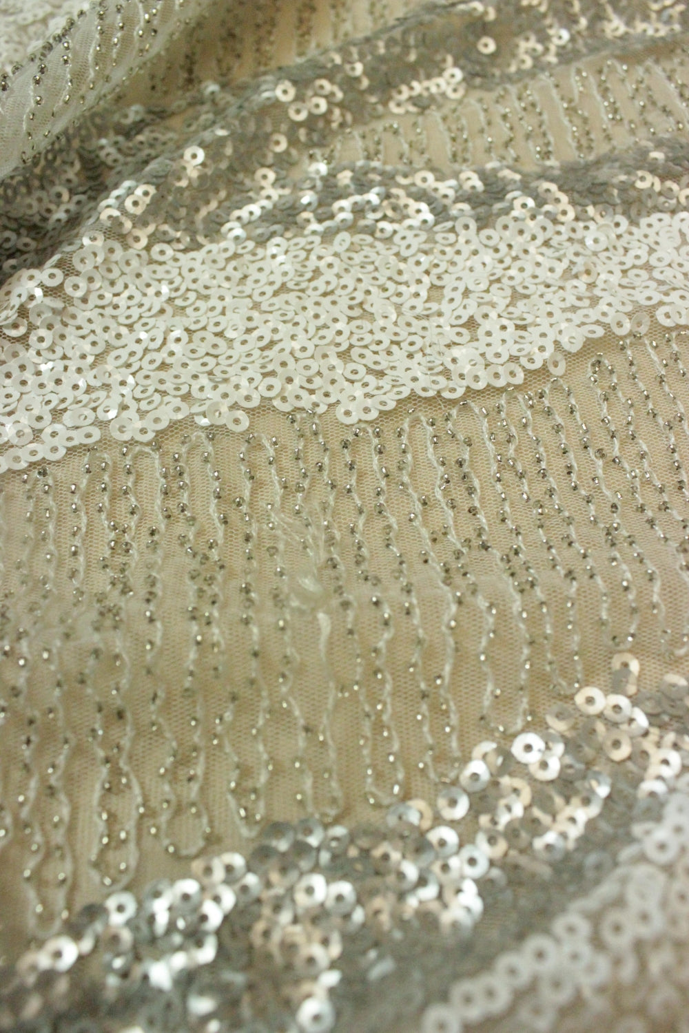 Broderie Alba Cu Margele Si Paiete