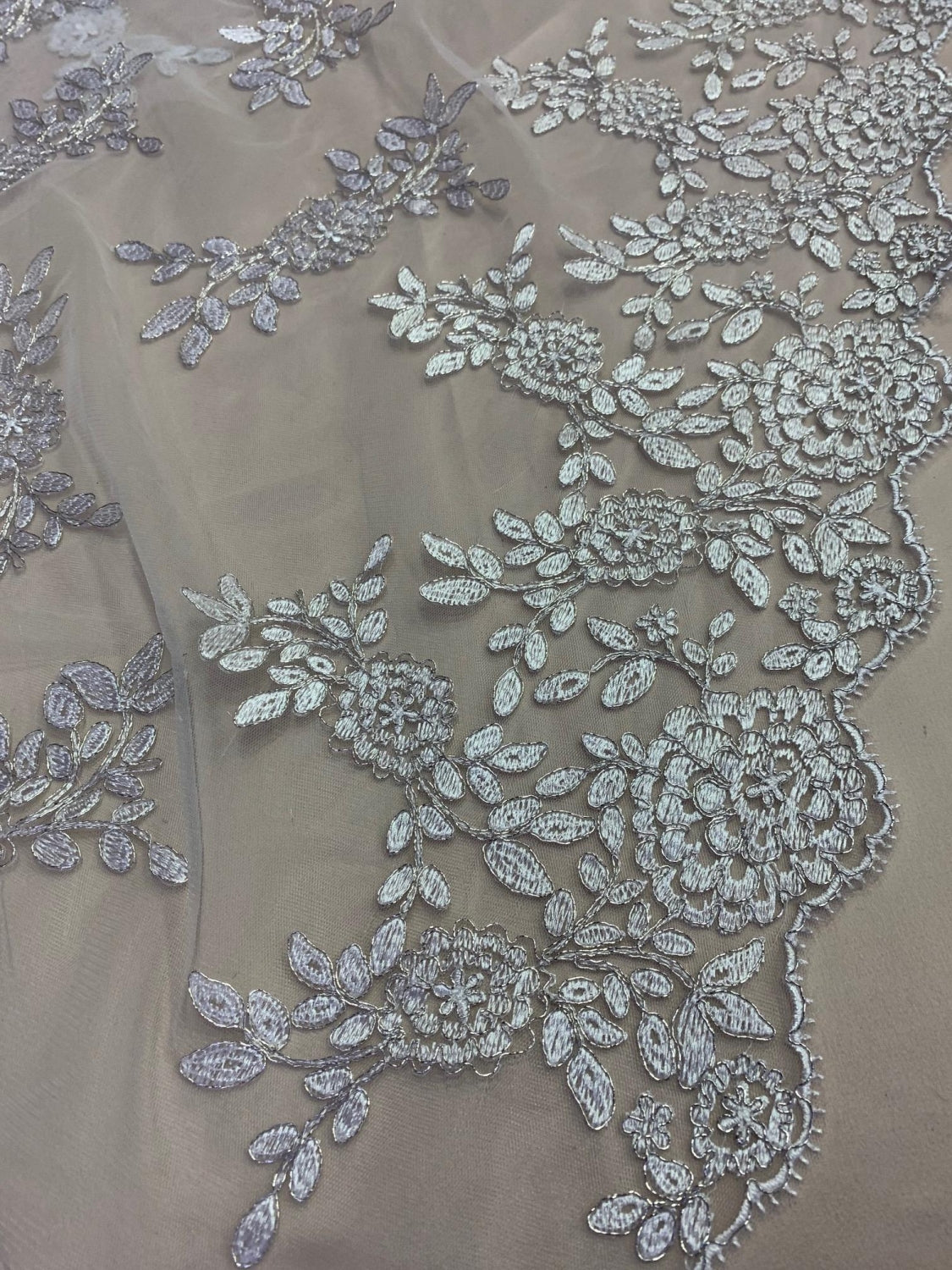 Broderie Alba Pe Tull Cu Fir Argintiu