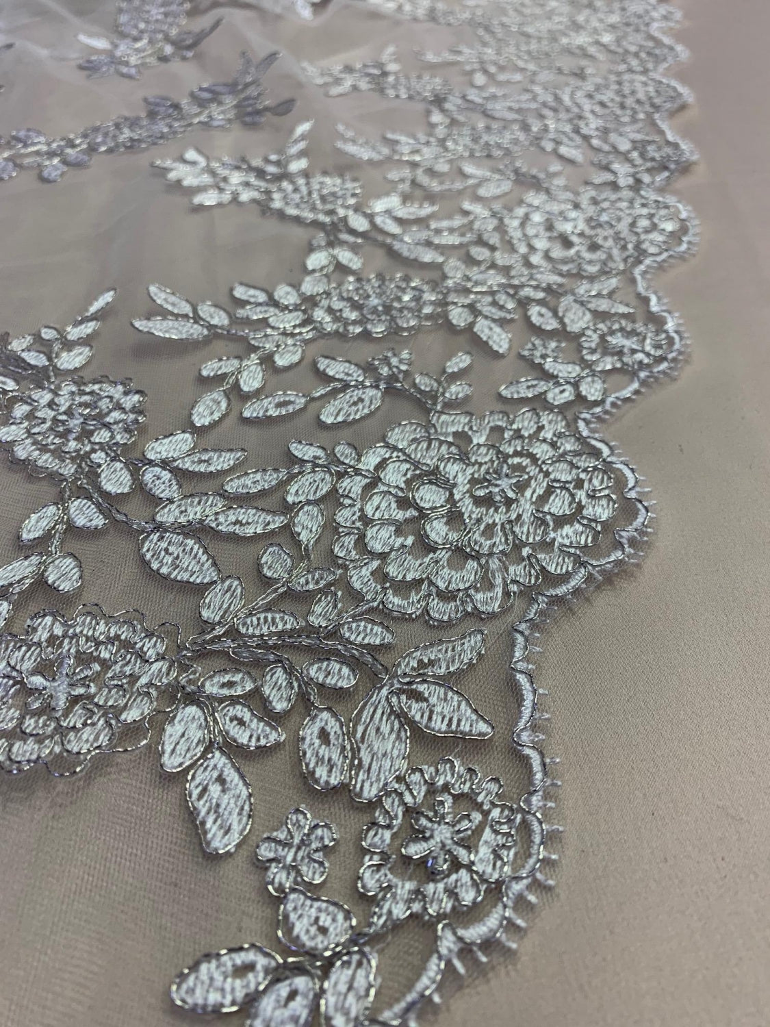 Broderie Alba Pe Tull Cu Fir Argintiu