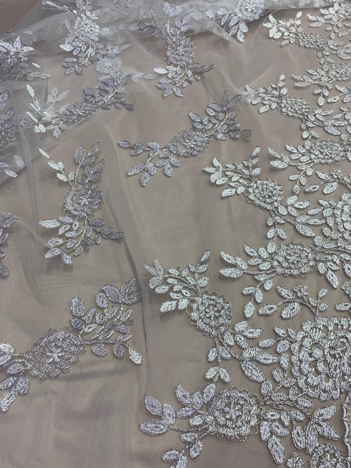 Broderie Alba Pe Tull Cu Fir Argintiu