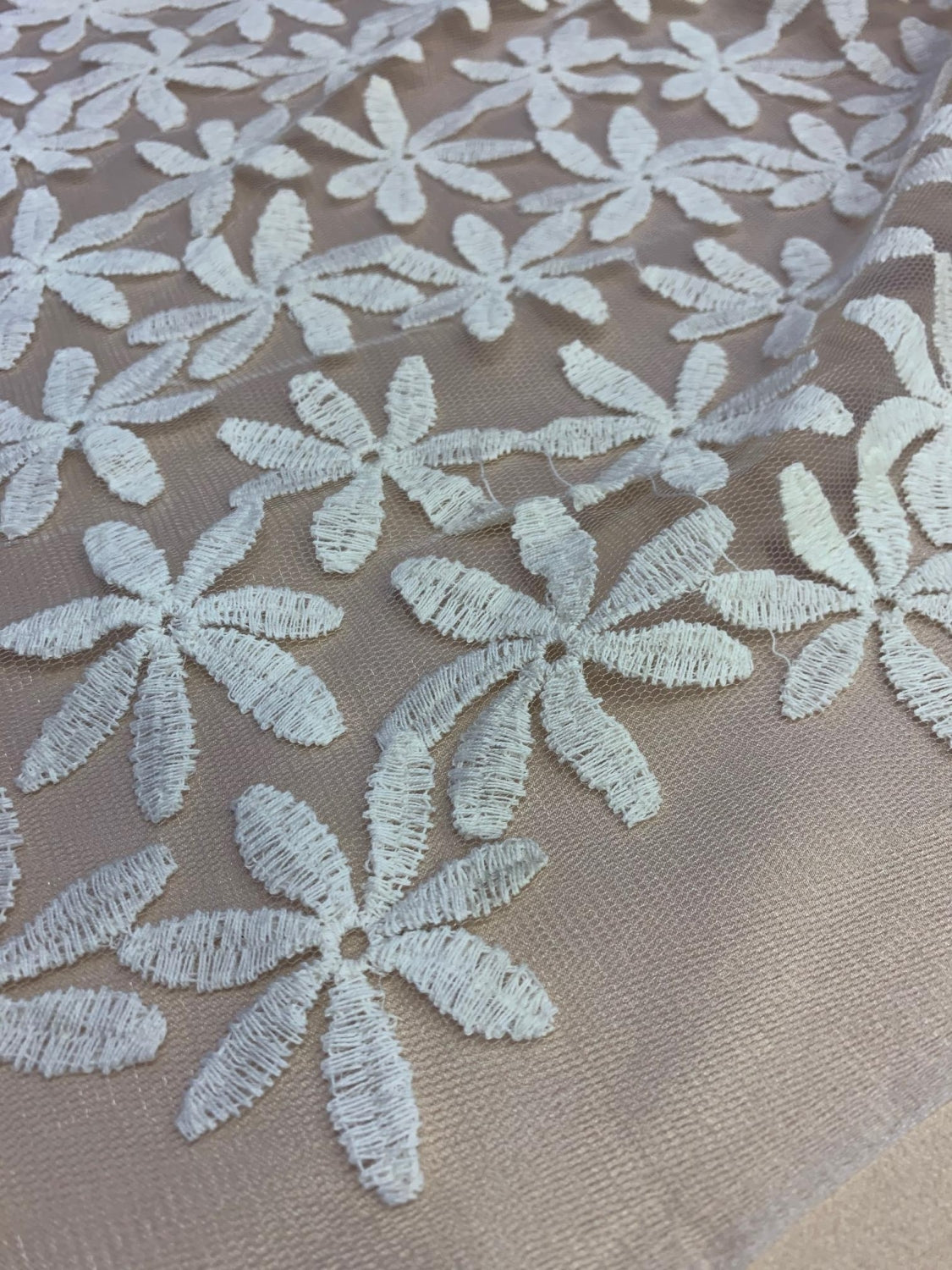 Broderie Cu Fir De Bumbac Crem Pe Tull