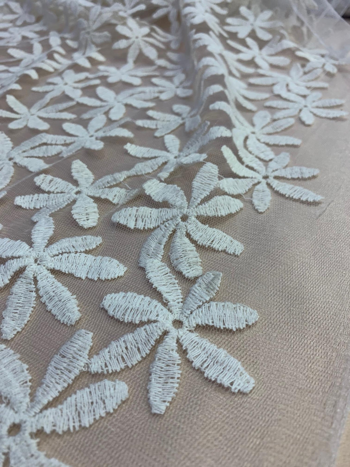 Broderie Cu Fir De Bumbac Crem Pe Tull