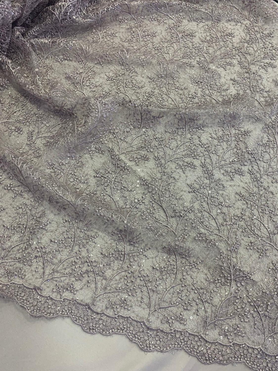 Broderie Cu Insertie De Paiete Fine, Grej