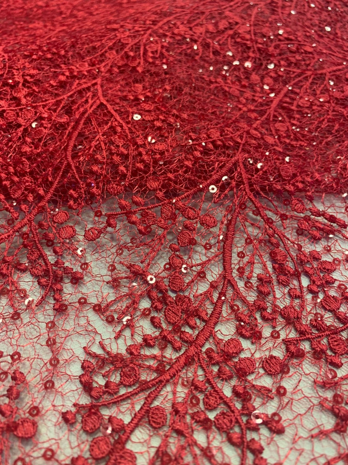 Broderie Cu Insertie De Paiete Fine, Rosu