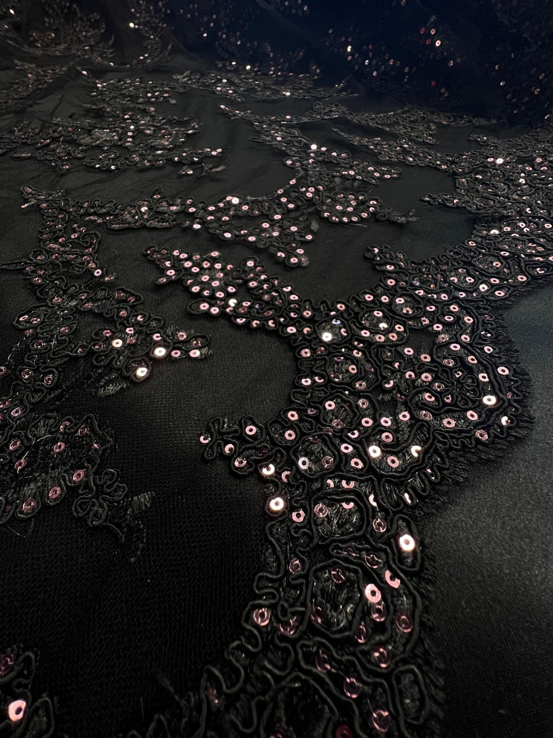 Broderie Cu Paiete Fine, Negru Cu Paiete Aramii