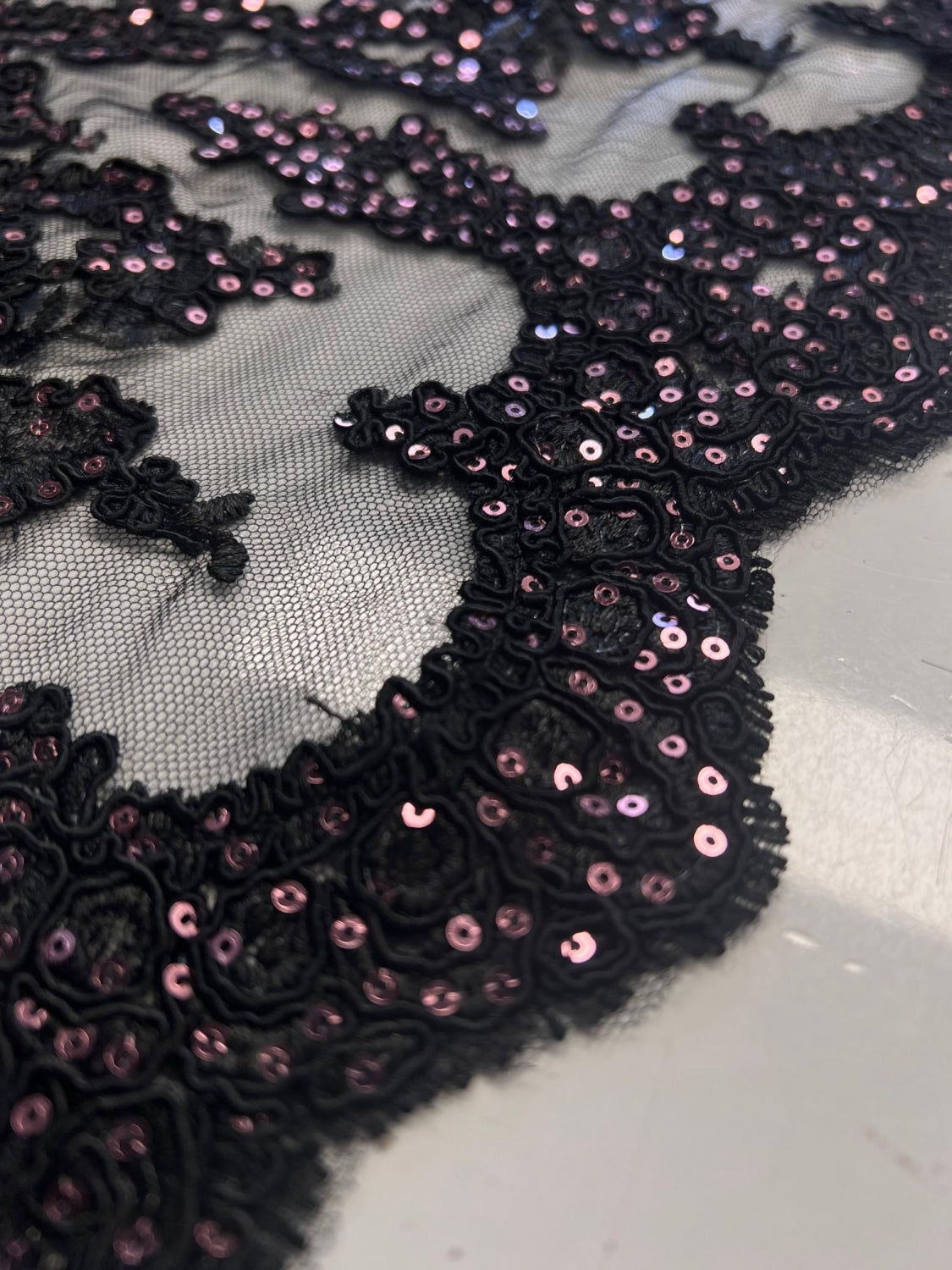 Broderie Cu Paiete Fine, Negru Cu Paiete Aramii