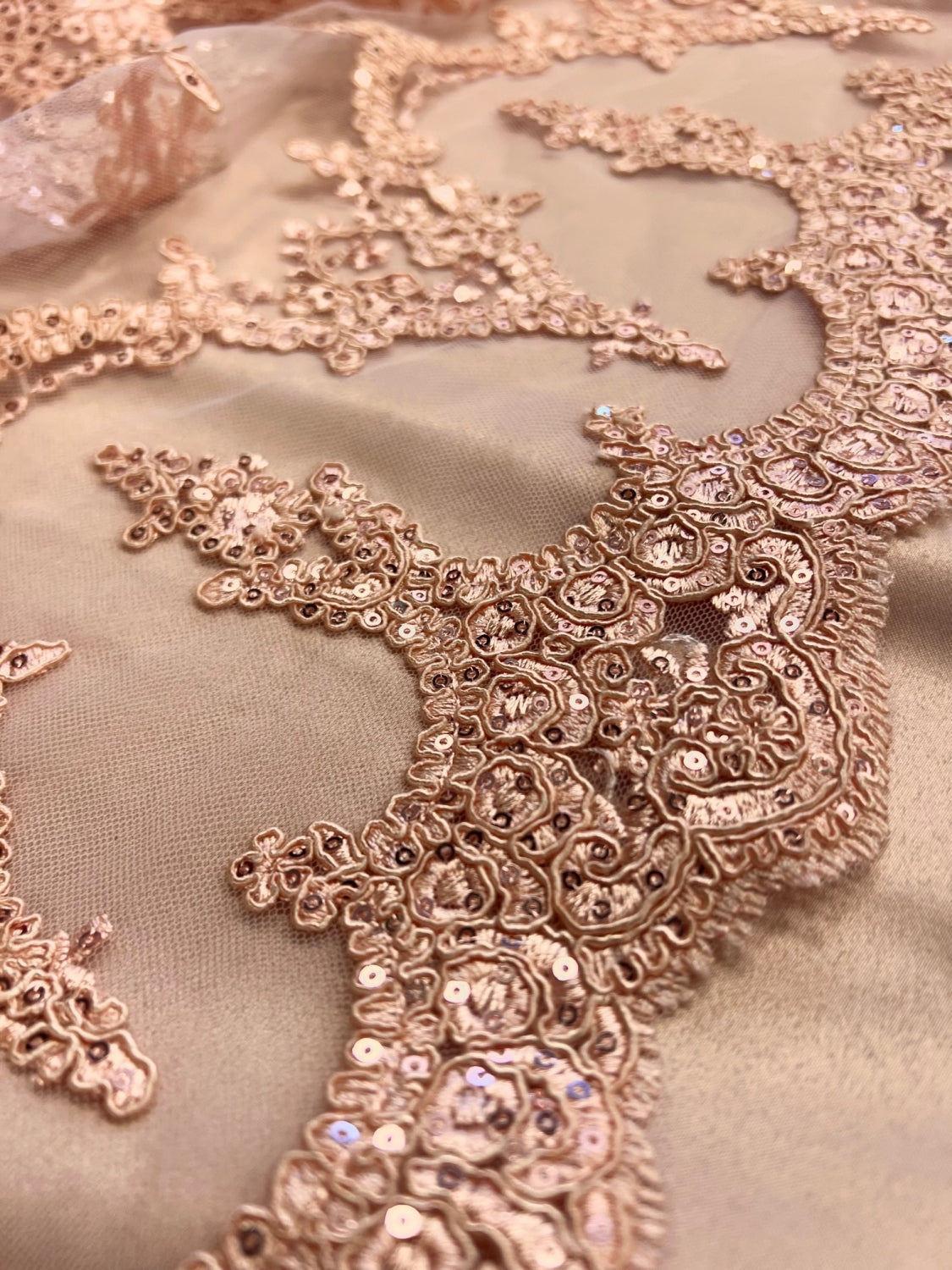 Broderie Cu Paiete Fine, Piersica