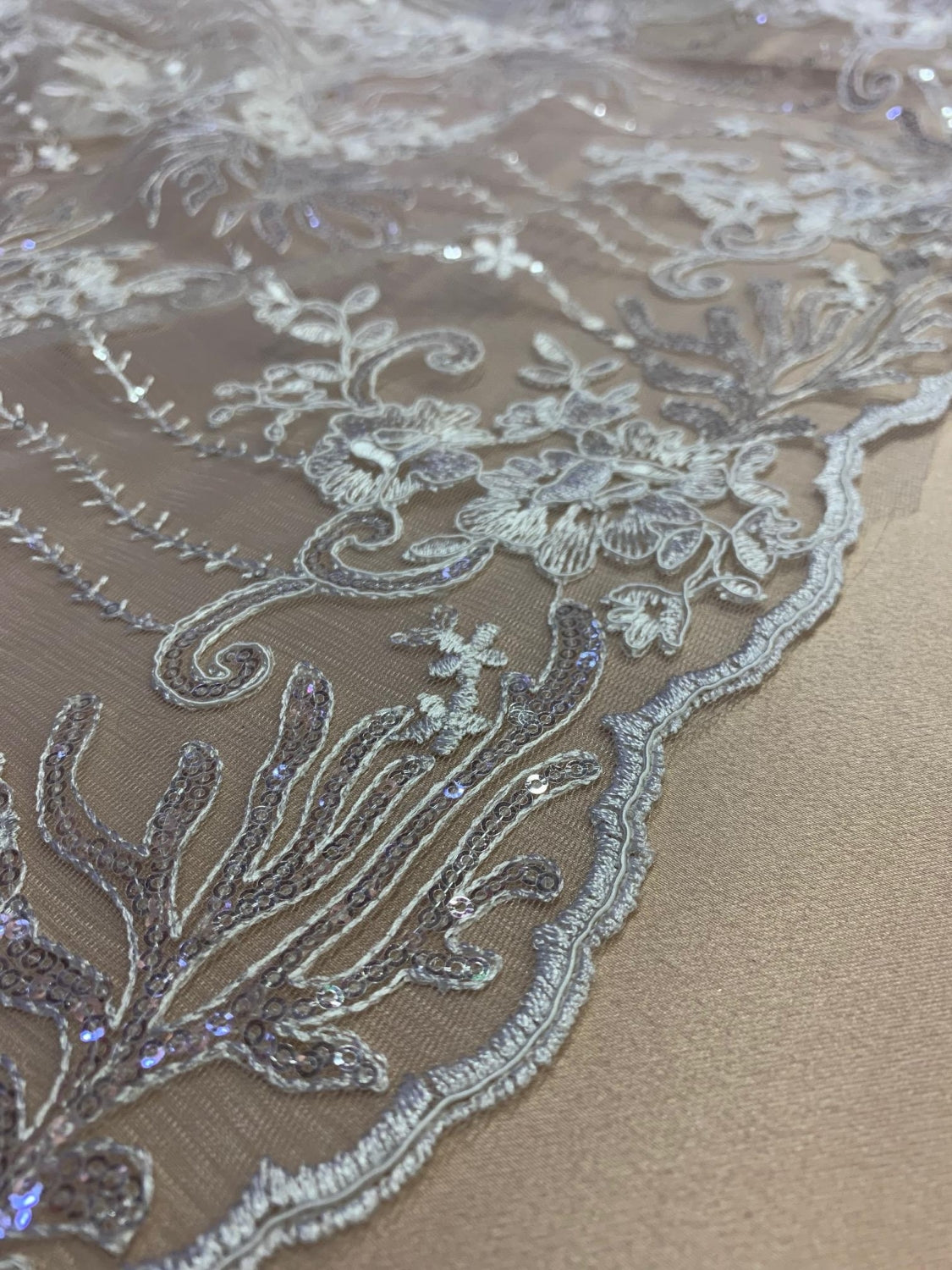 Broderie Ivoire Pe Tull Cu Paiete Fine Argintii