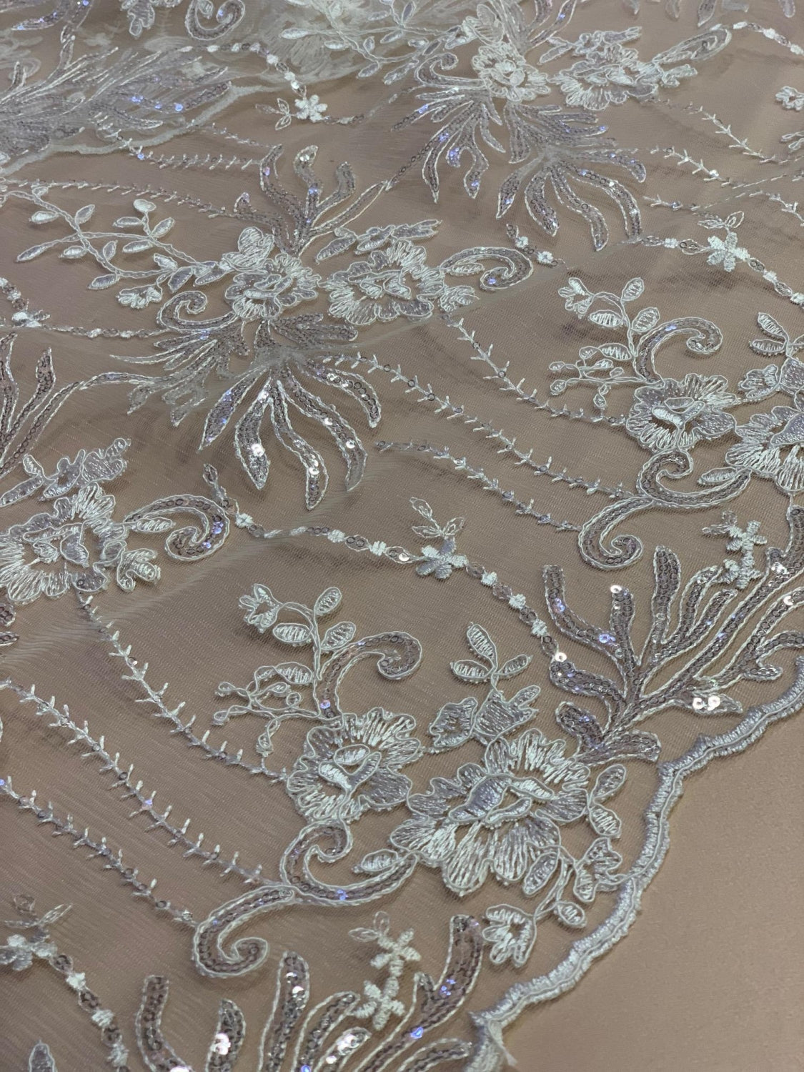 Broderie Ivoire Pe Tull Cu Paiete Fine Argintii