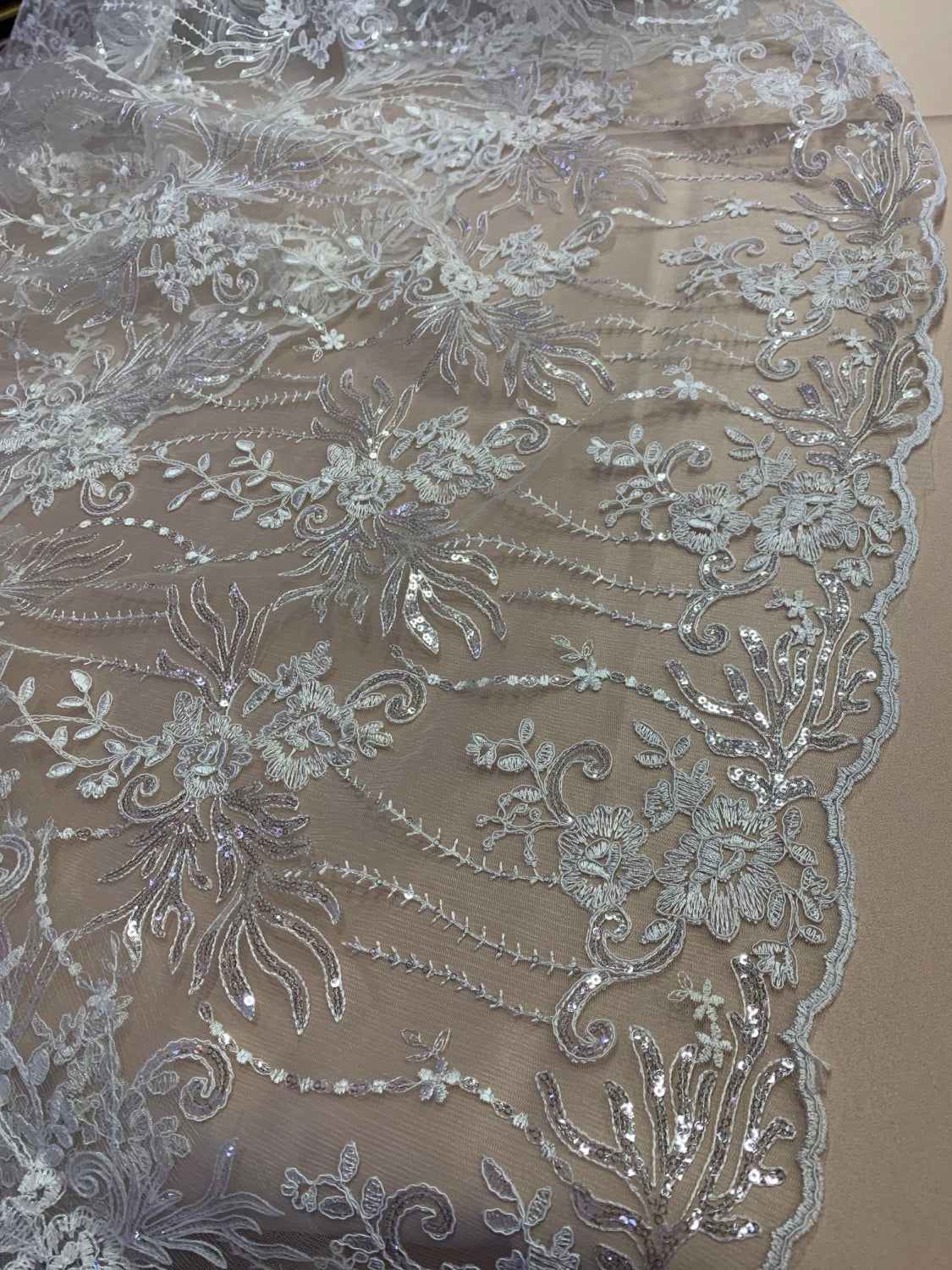 Broderie Ivoire Pe Tull Cu Paiete Fine Argintii