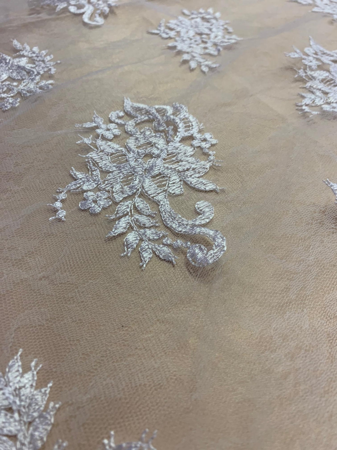 Broderie Pe Tull Dantelat, Alb