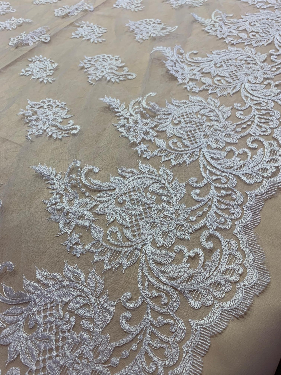 Broderie Pe Tull Dantelat, Alb