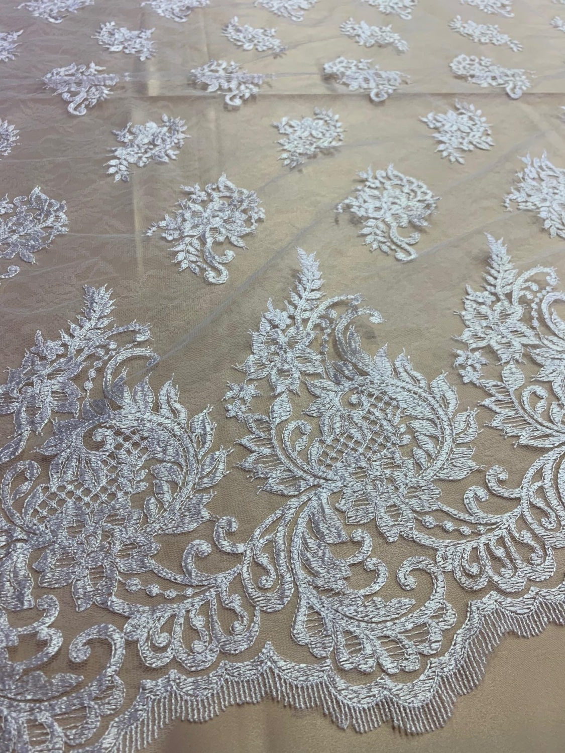 Broderie Pe Tull Dantelat, Alb