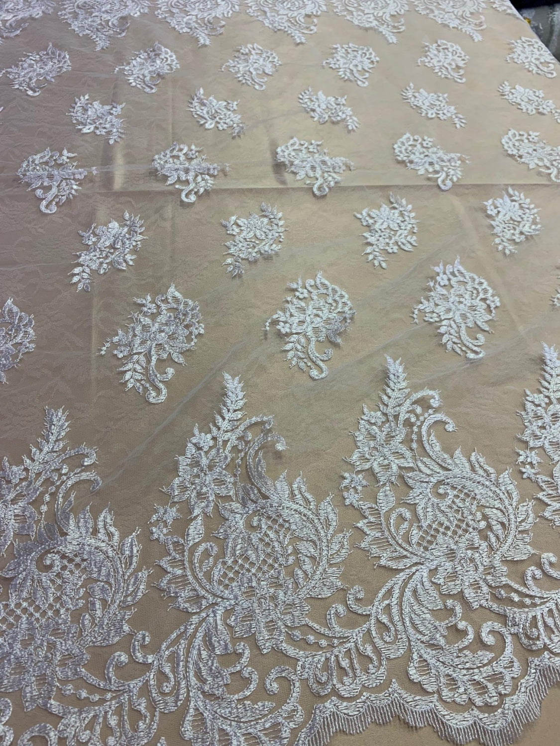 Broderie Pe Tull Dantelat, Alb