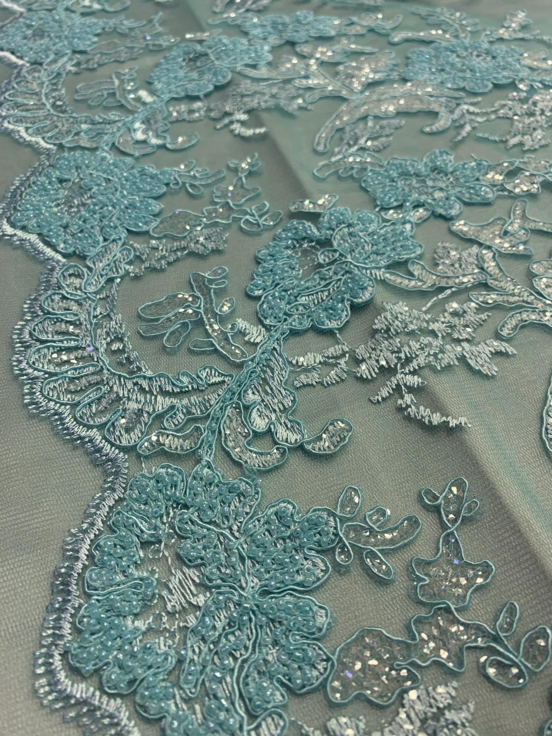 Broderie Pe Tull Cu Margele, Bleu