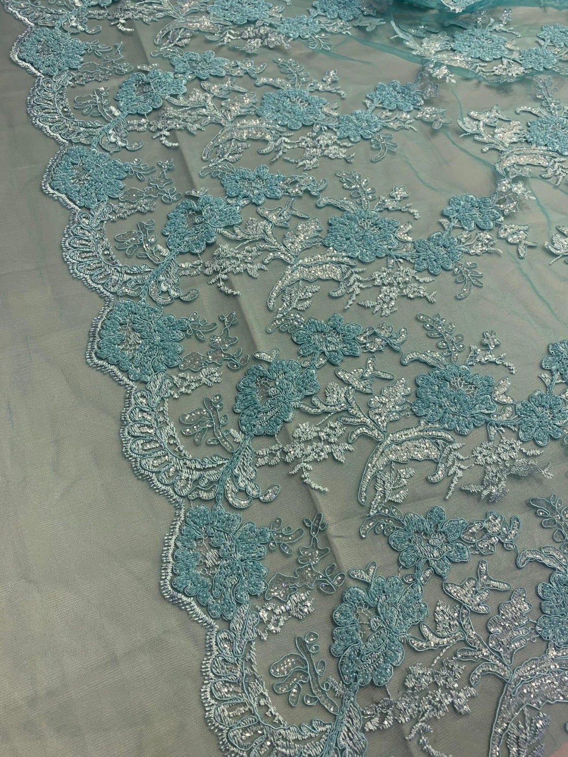 Broderie Pe Tull Cu Margele, Bleu