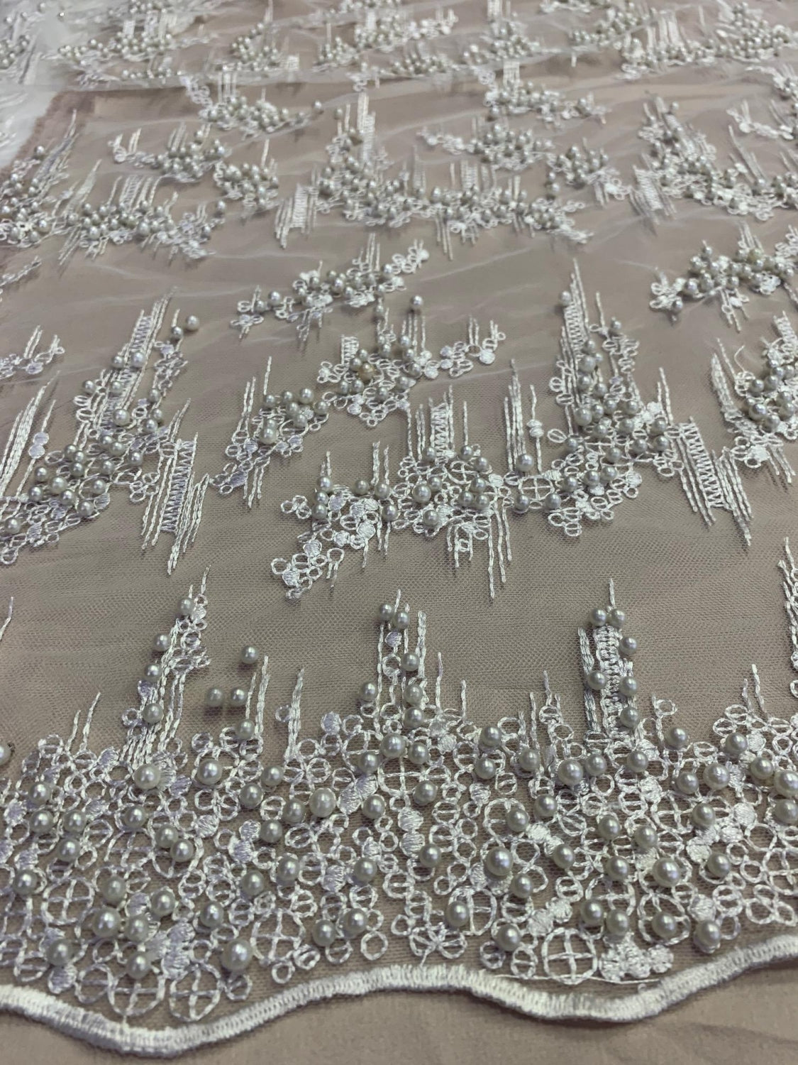 Broderie Pe Tull Cu Margele, Ivoire