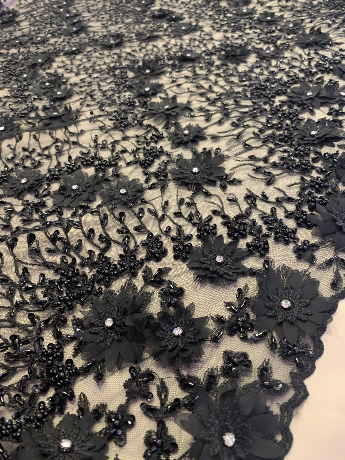 Broderie Pe Tull Cu Margele, Negru