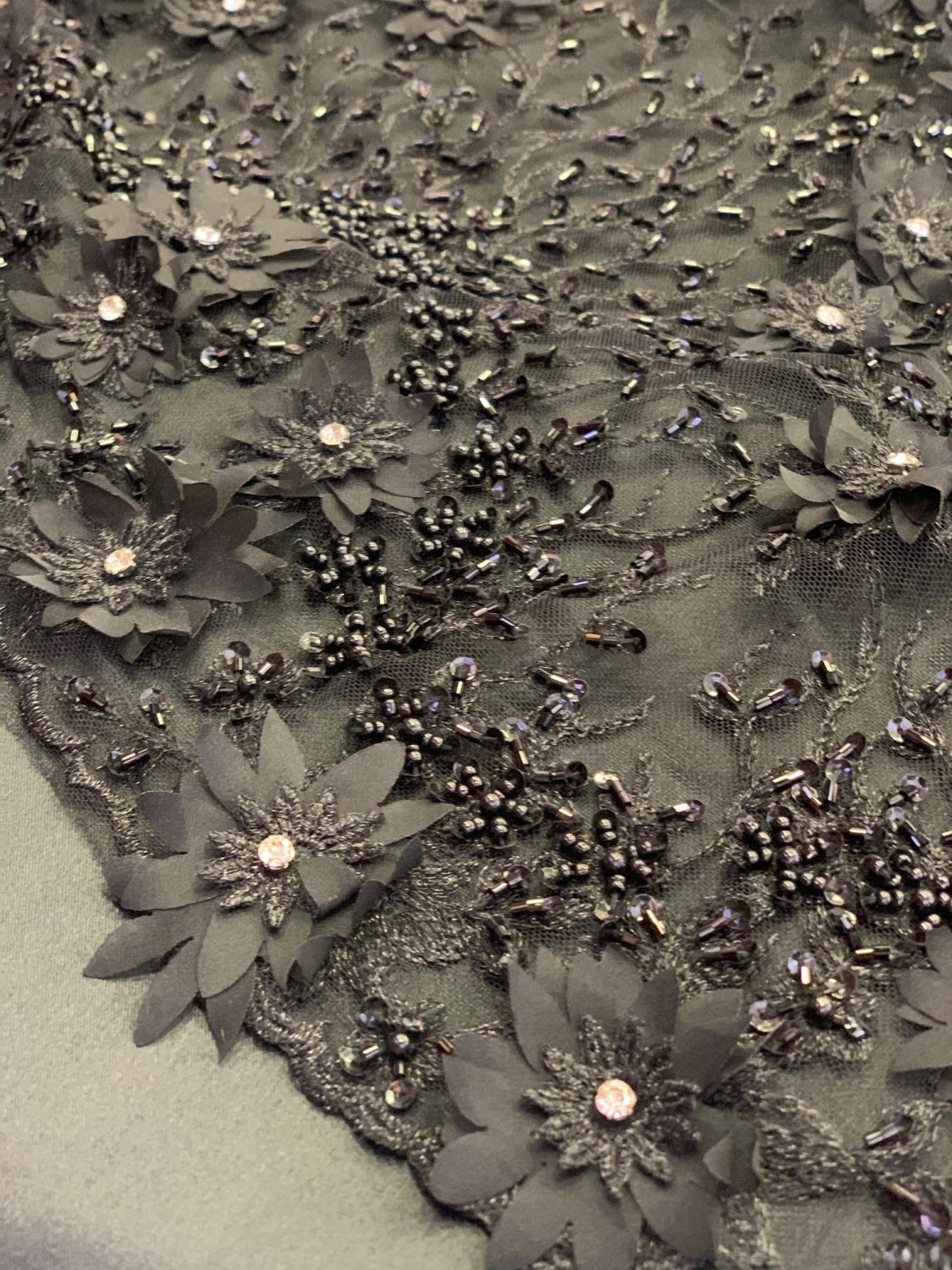Broderie Pe Tull Cu Margele, Negru
