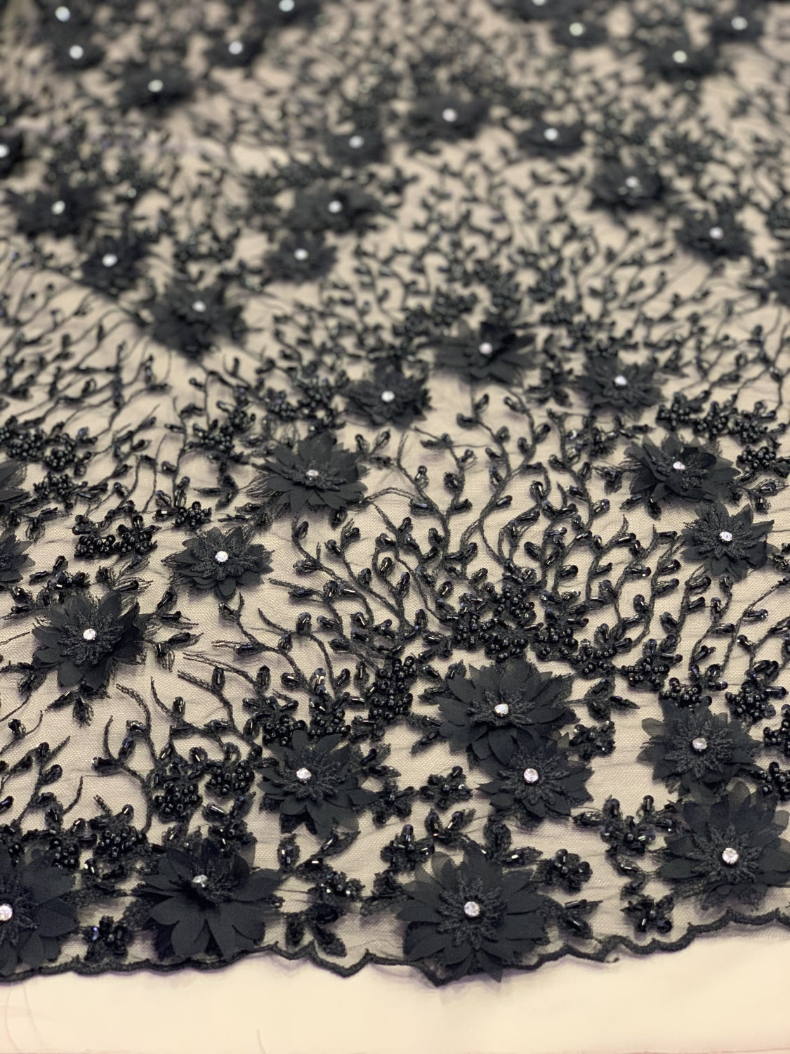 Broderie Pe Tull Cu Margele, Negru
