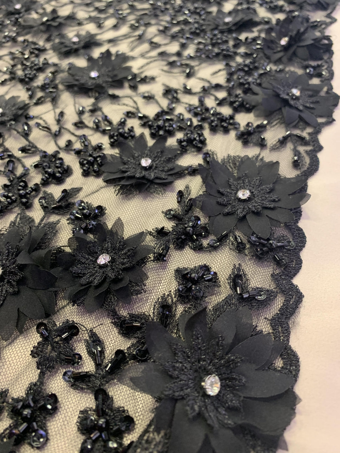 Broderie Pe Tull Cu Margele, Negru