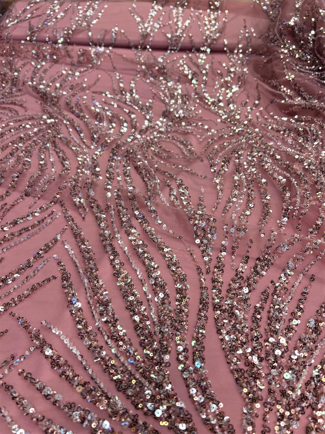 Broderie Pe Tull Cu Margele Si Paiete Fine, Roz