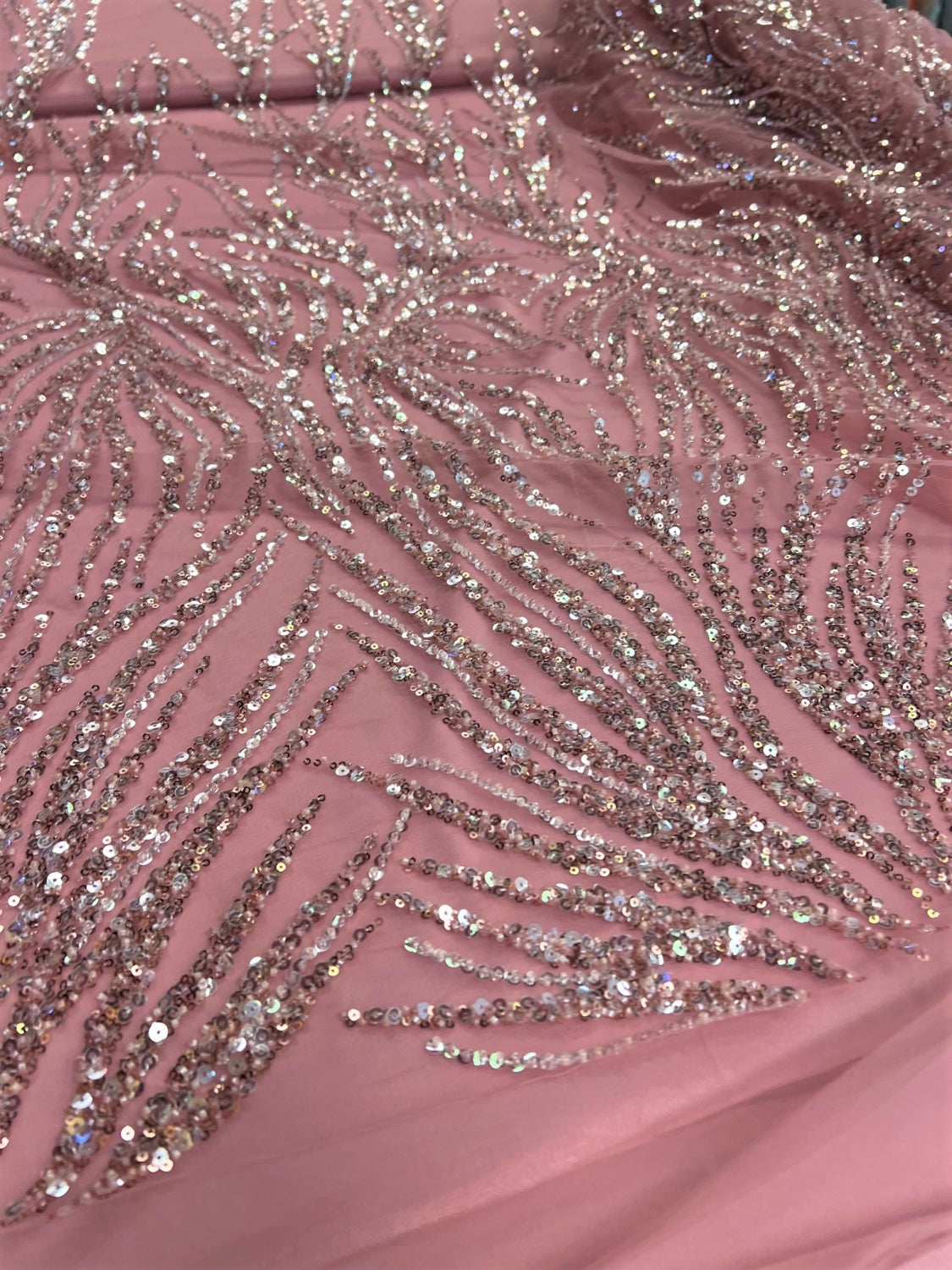 Broderie Pe Tull Cu Margele Si Paiete Fine, Roz