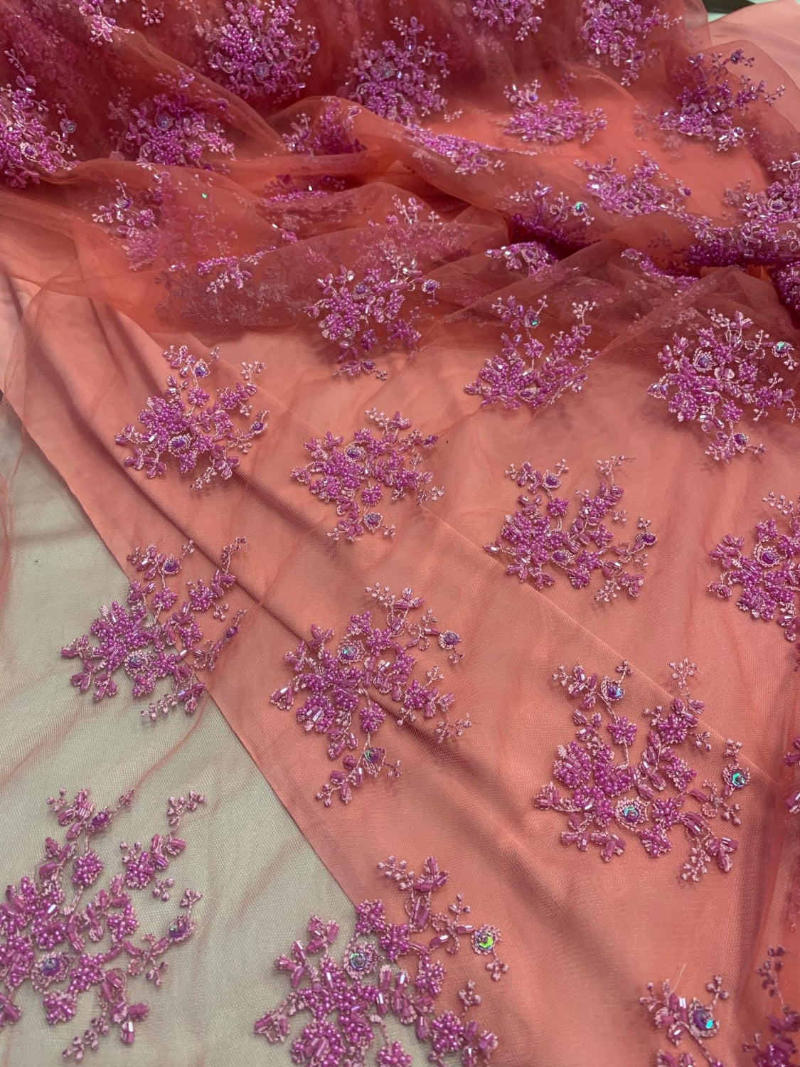 Broderie Pe Tull Cu Margele, Somon Cu Roz