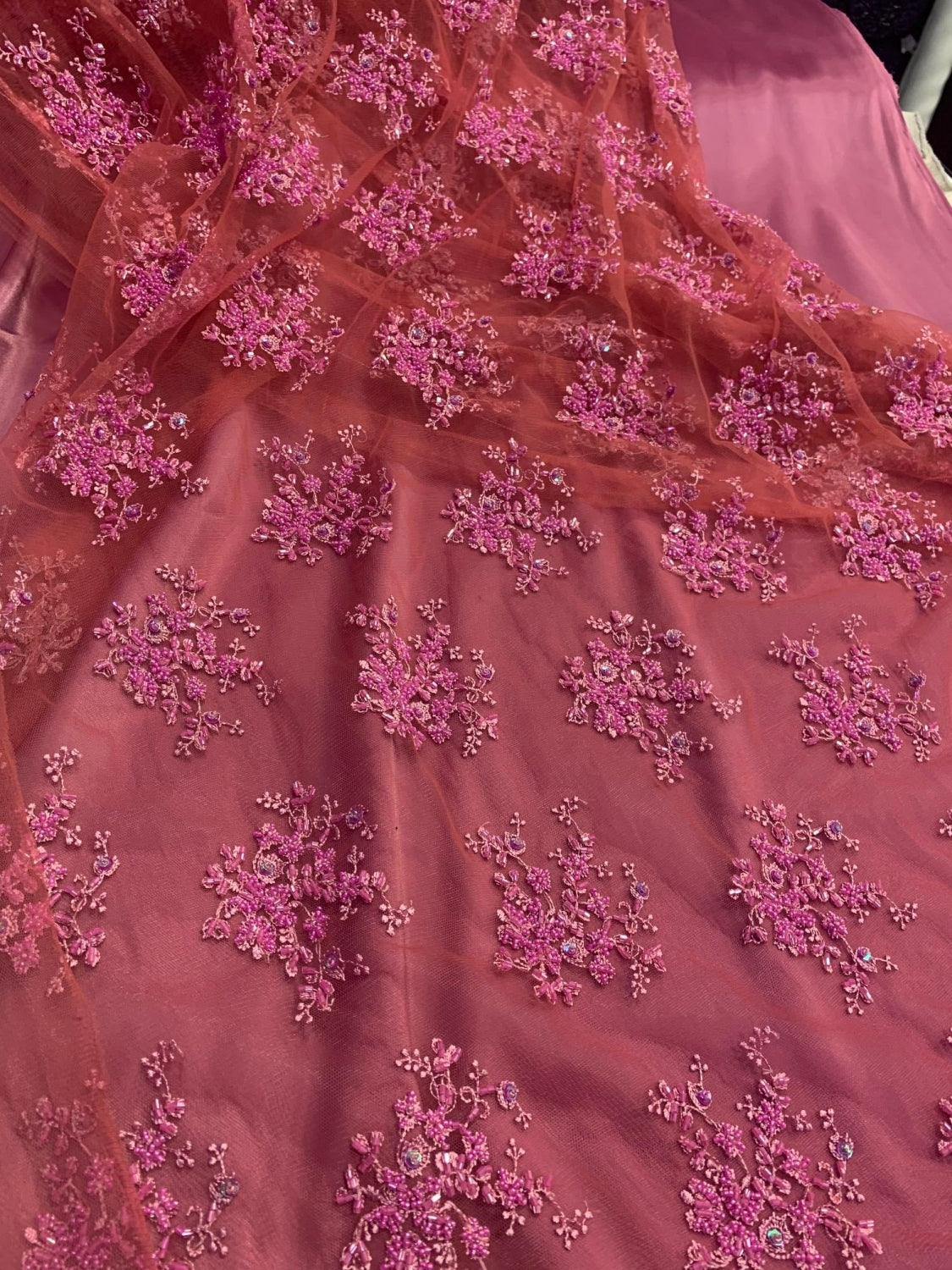 Broderie Pe Tull Cu Margele, Somon Cu Roz