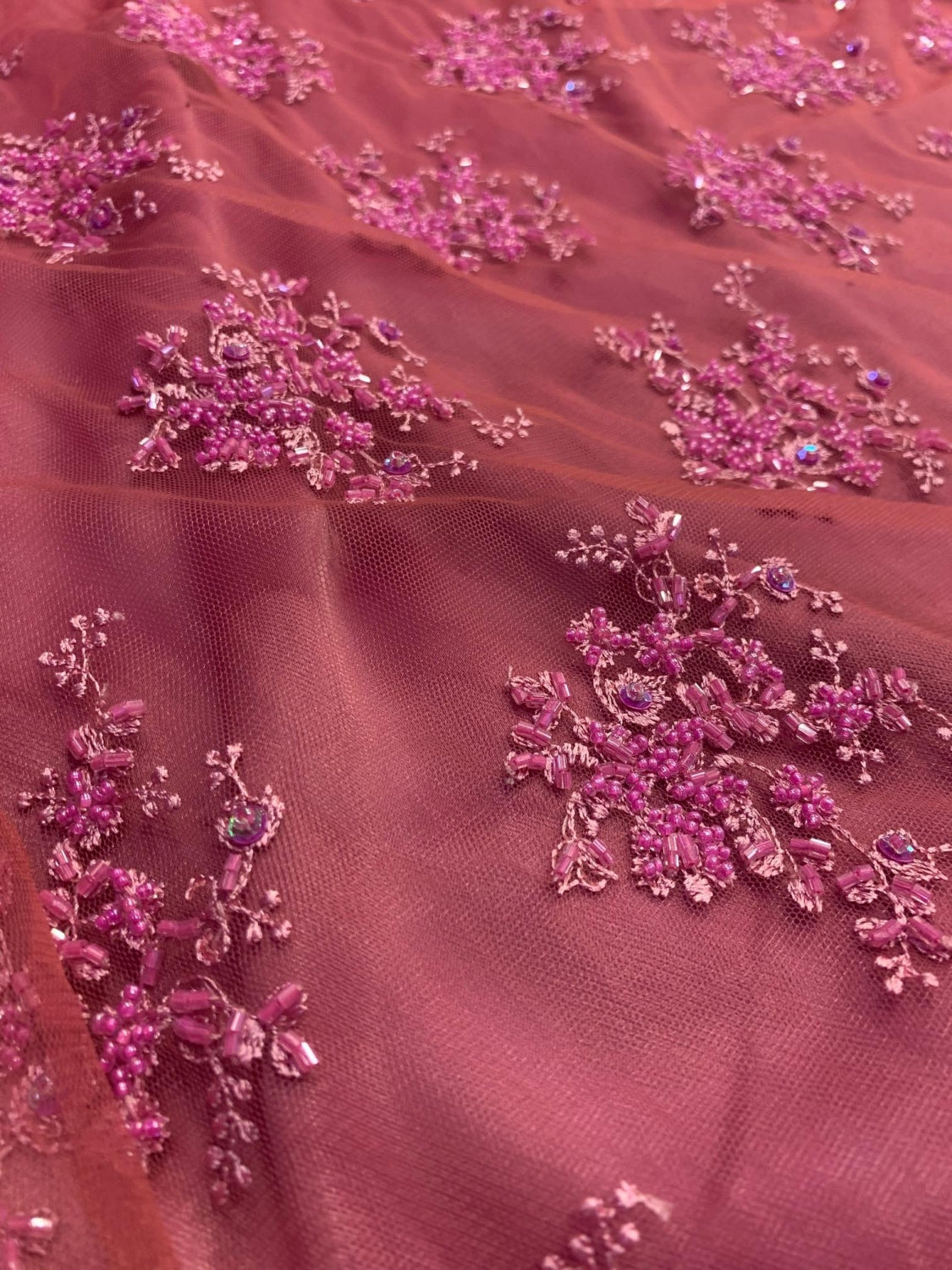 Broderie Pe Tull Cu Margele, Somon Cu Roz