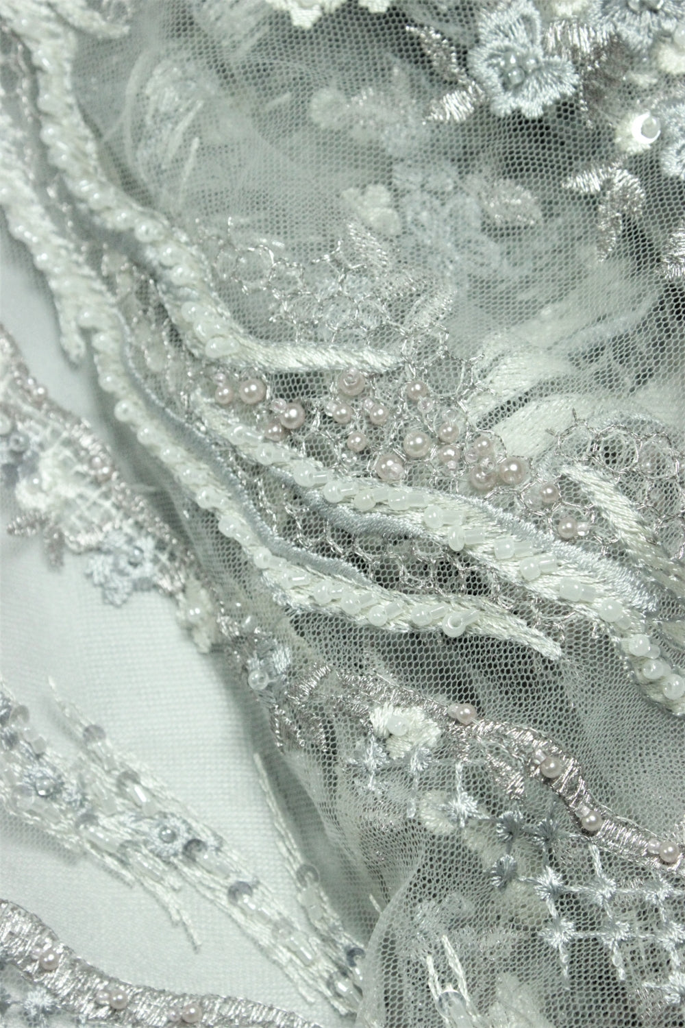 Broderie Pe Tull Gri Cu Margle Roz Si Bleu